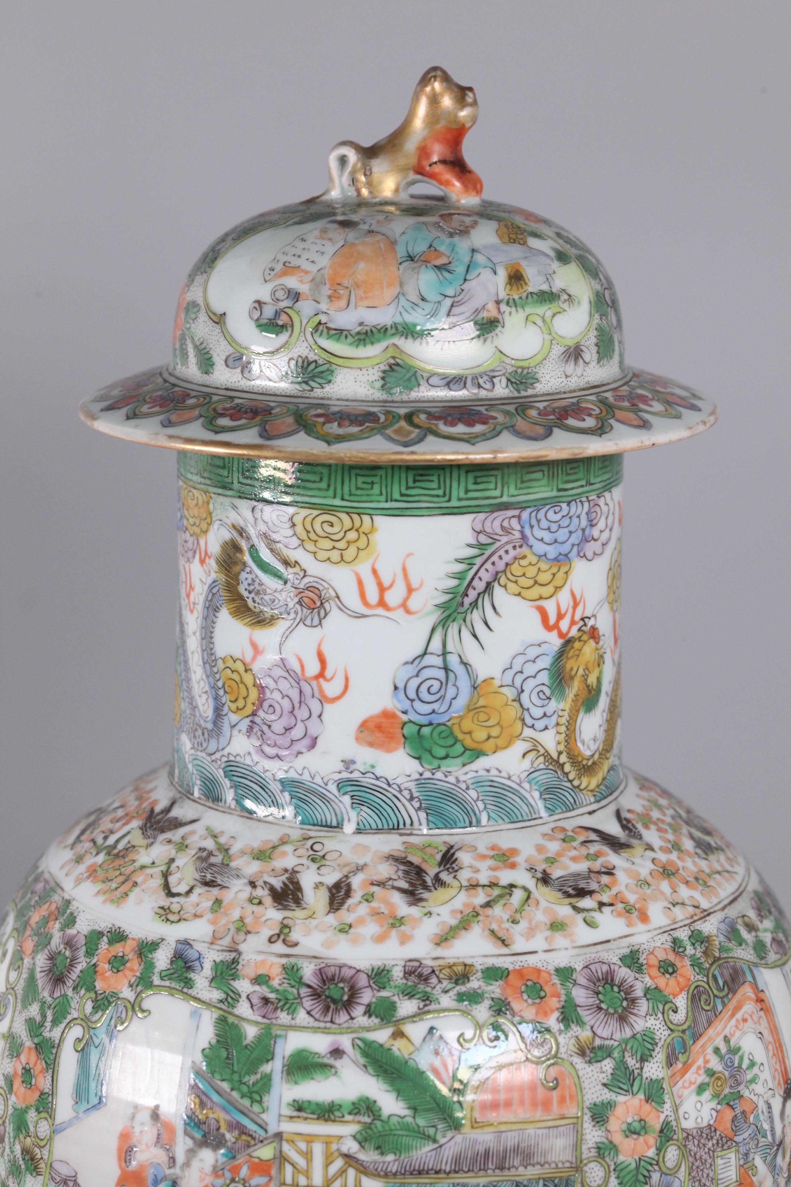 Pair of Chinese Porcelain Cover Vases, Early 19th Century For Sale 1
