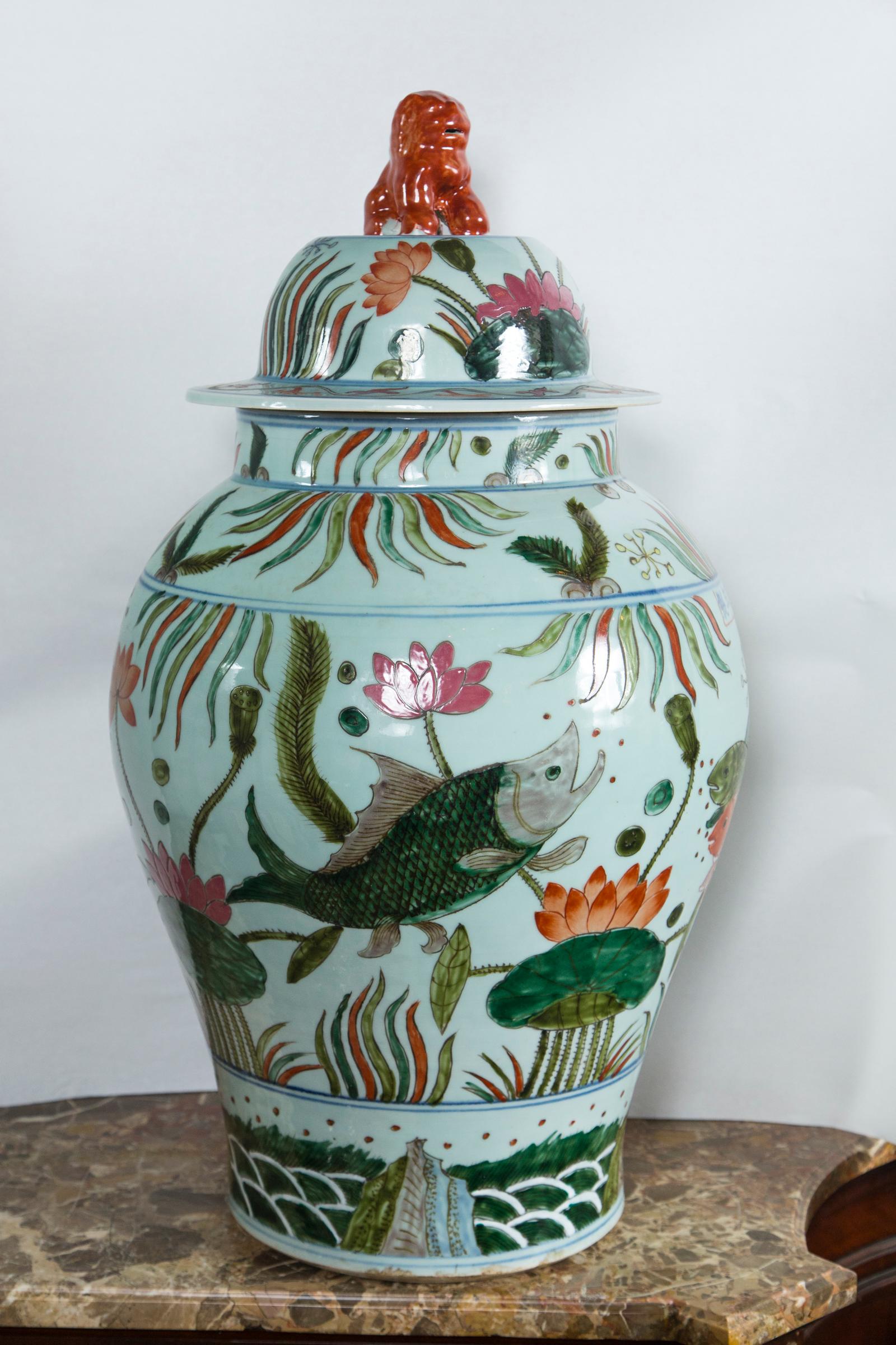 Pair of Chinese Porcelain Covered Jars In Good Condition For Sale In Woodbury, CT