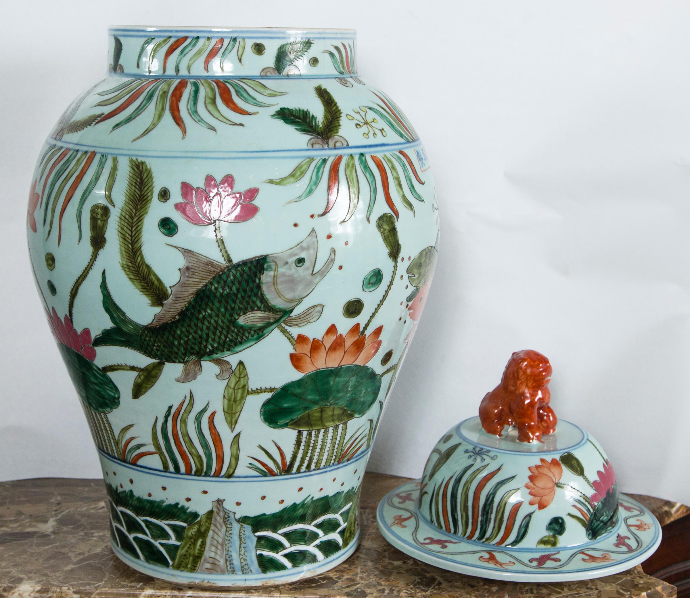 20th Century Pair of Chinese Porcelain Covered Jars For Sale