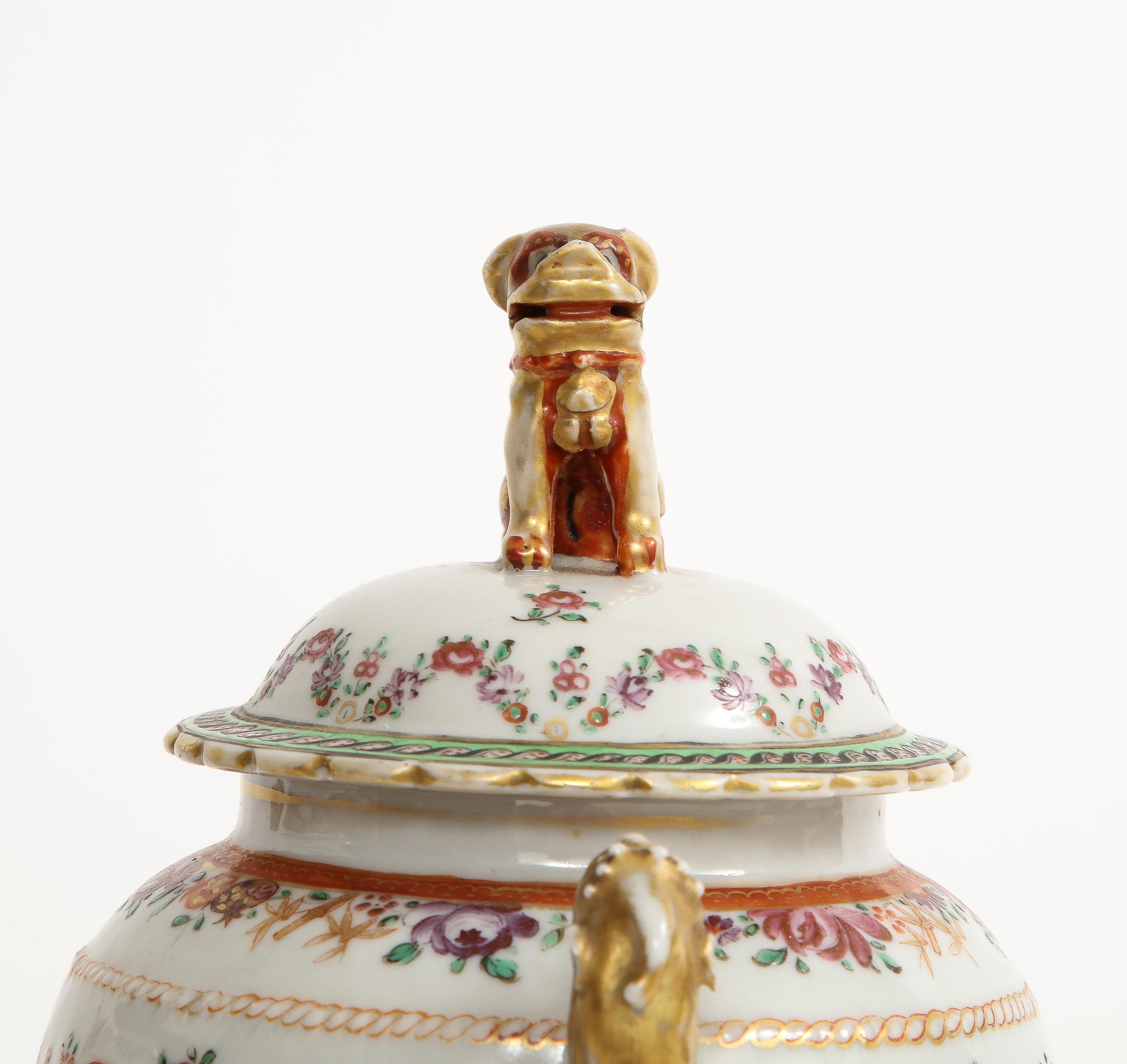 Coppia di vasi di porcellana cinese Famille Rose Mandarin Garniture - CIRCA 1790 in vendita 10