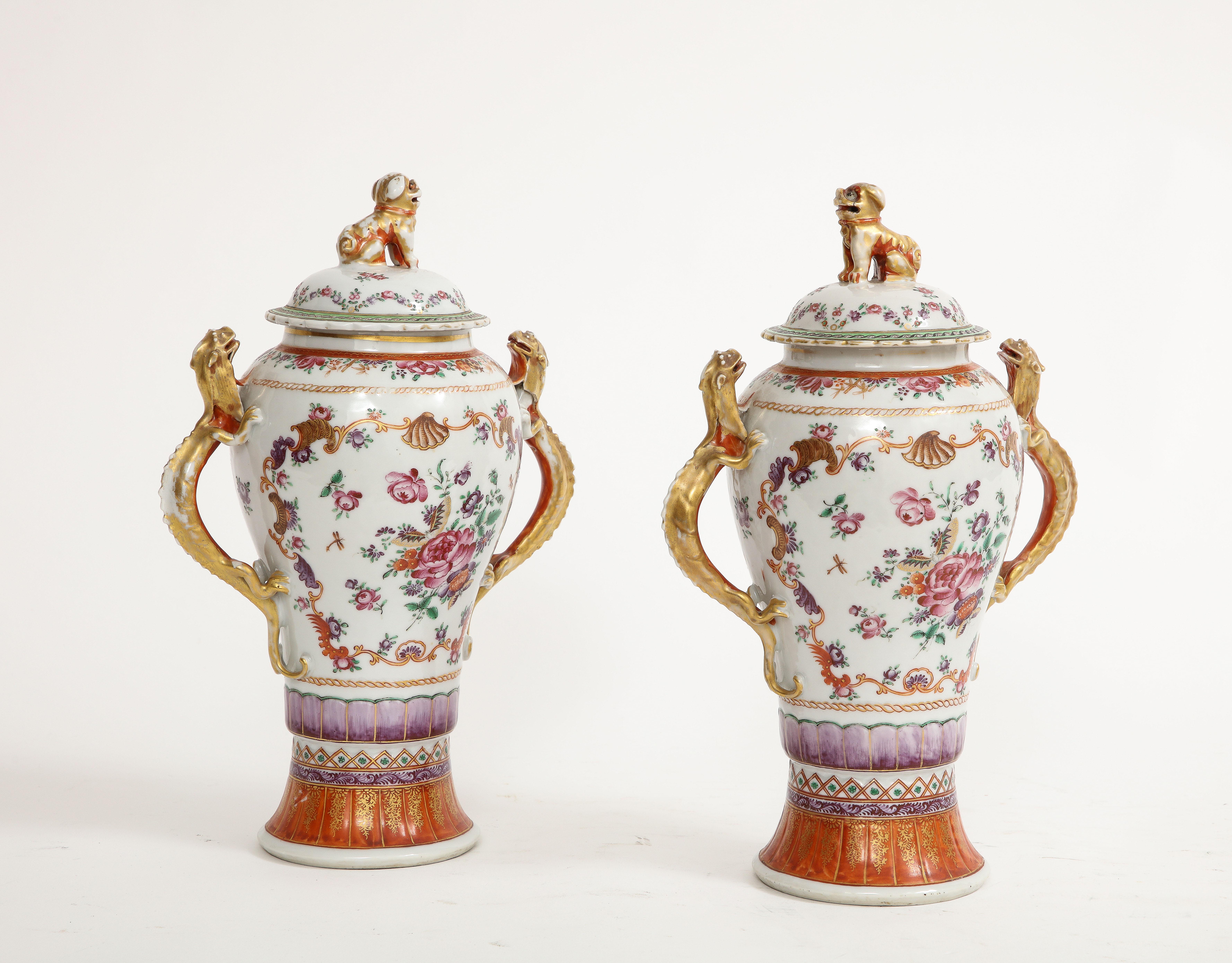  Coppia di vasi di porcellana cinese Famille Rose Mandarin Garniture - CIRCA 1790

Presentiamo un'illustre coppia di vasi di porcellana Famille Rose Mandarin Garniture con deliziosi manici dorati e vibranti di drago dal ventre arancione mandarino