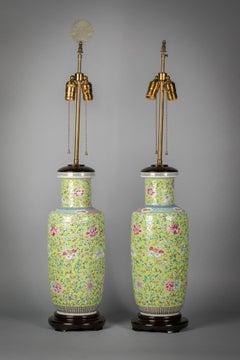 Paar chinesische Famille-Rosen-Vasen aus Porzellan, als Lampen montiert, um 1860