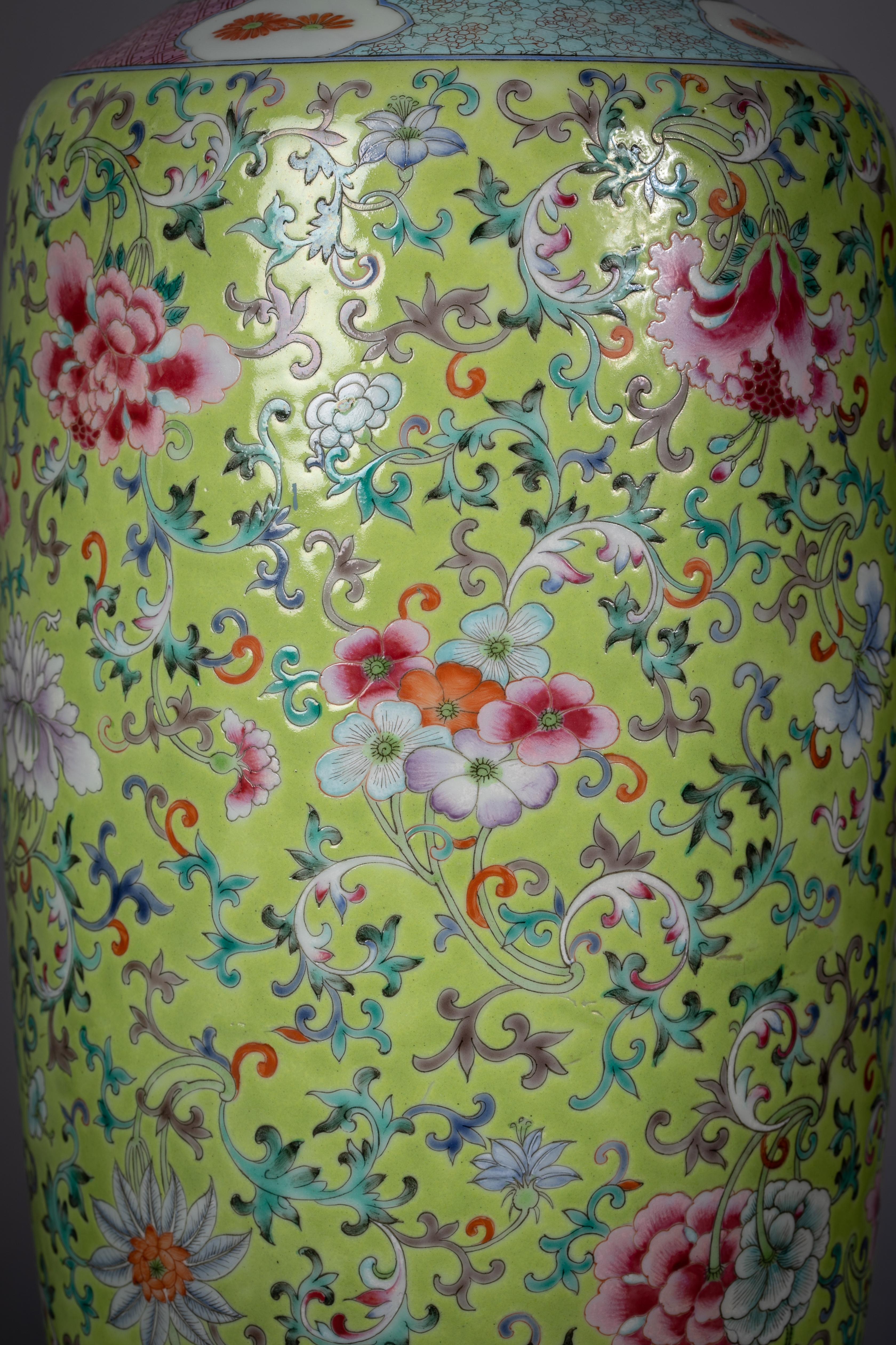 Cinese Coppia di vasi di porcellana cinese Famille Rose montati come lampade, 1860 circa in vendita