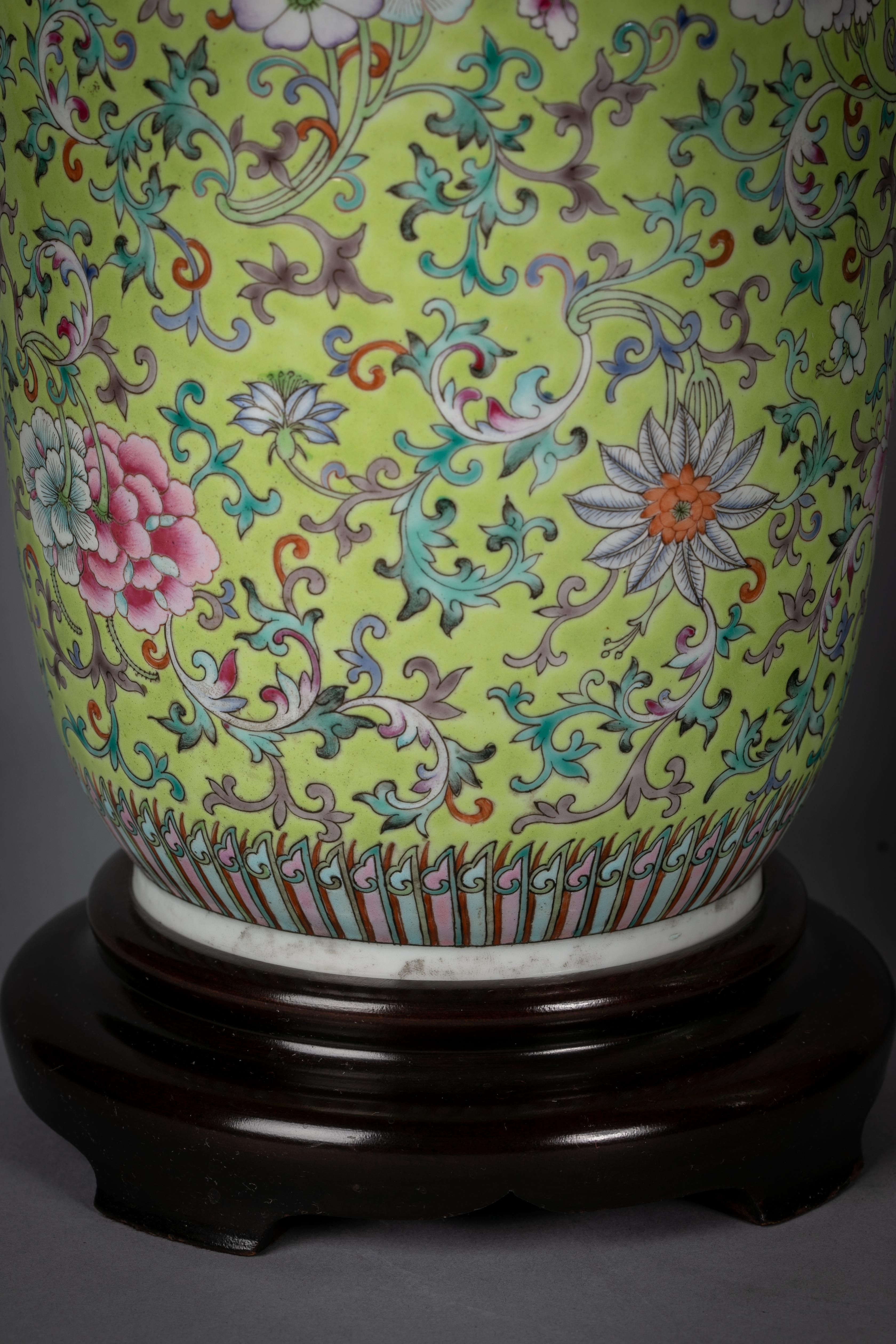 Coppia di vasi di porcellana cinese Famille Rose montati come lampade, 1860 circa In condizioni ottime in vendita a New York, NY