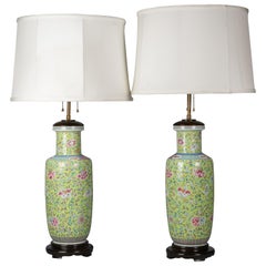 Paar chinesische Famille-Rosen-Vasen aus Porzellan, als Lampen montiert, um 1860