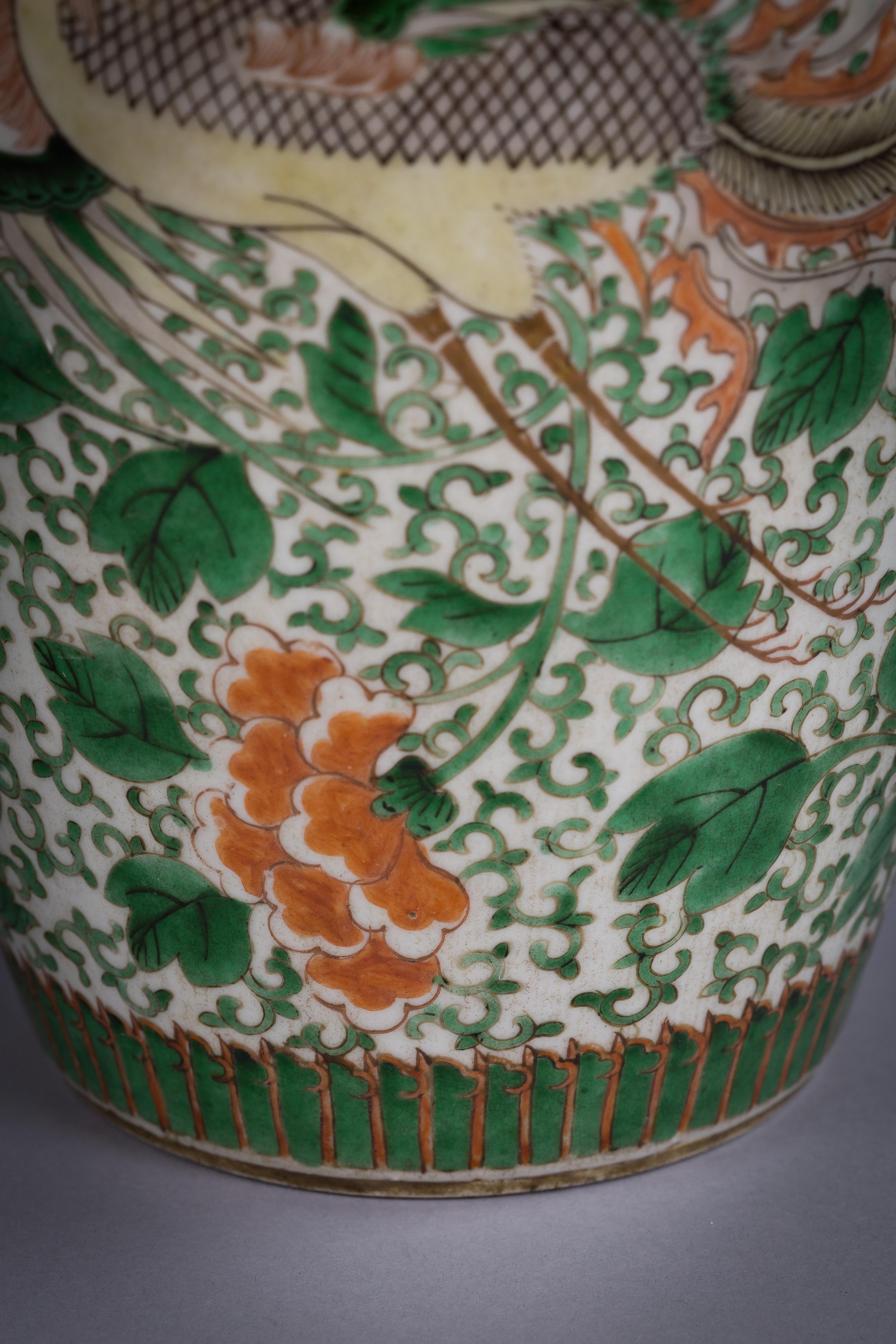 Paar chinesische Famille-Verte-Vasen aus Porzellan, um 1840 (Chinesisch) im Angebot