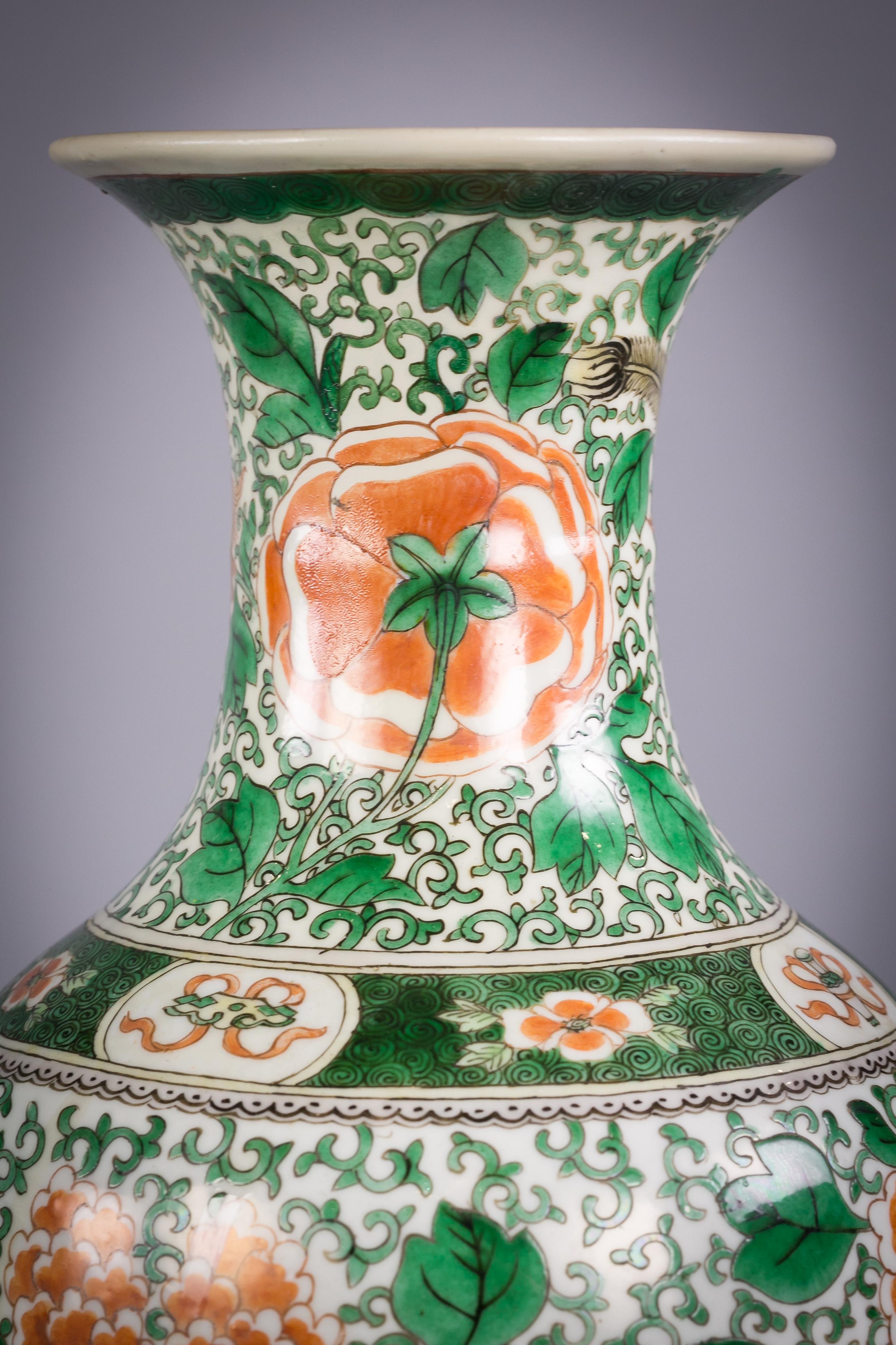 Paar chinesische Famille-Verte-Vasen aus Porzellan, um 1840 im Zustand „Gut“ im Angebot in New York, NY