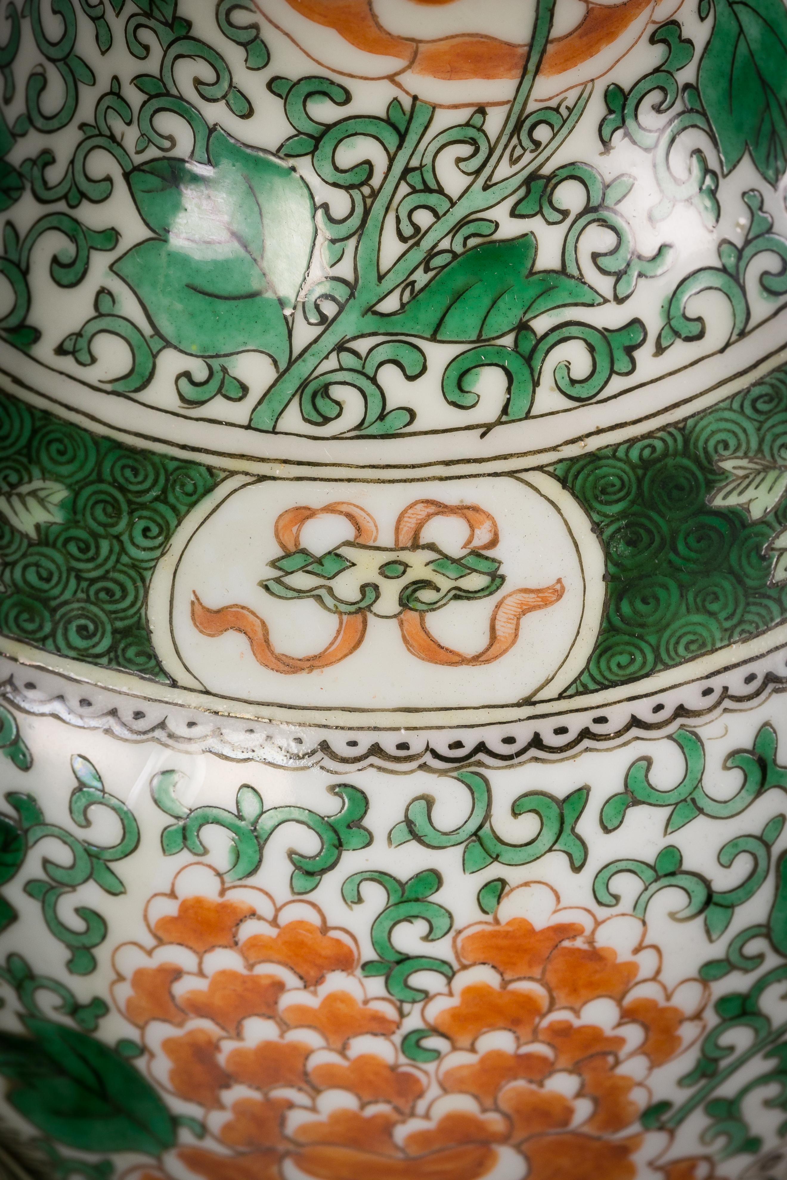 Paar chinesische Famille-Verte-Vasen aus Porzellan, um 1840 (Mittleres 19. Jahrhundert) im Angebot