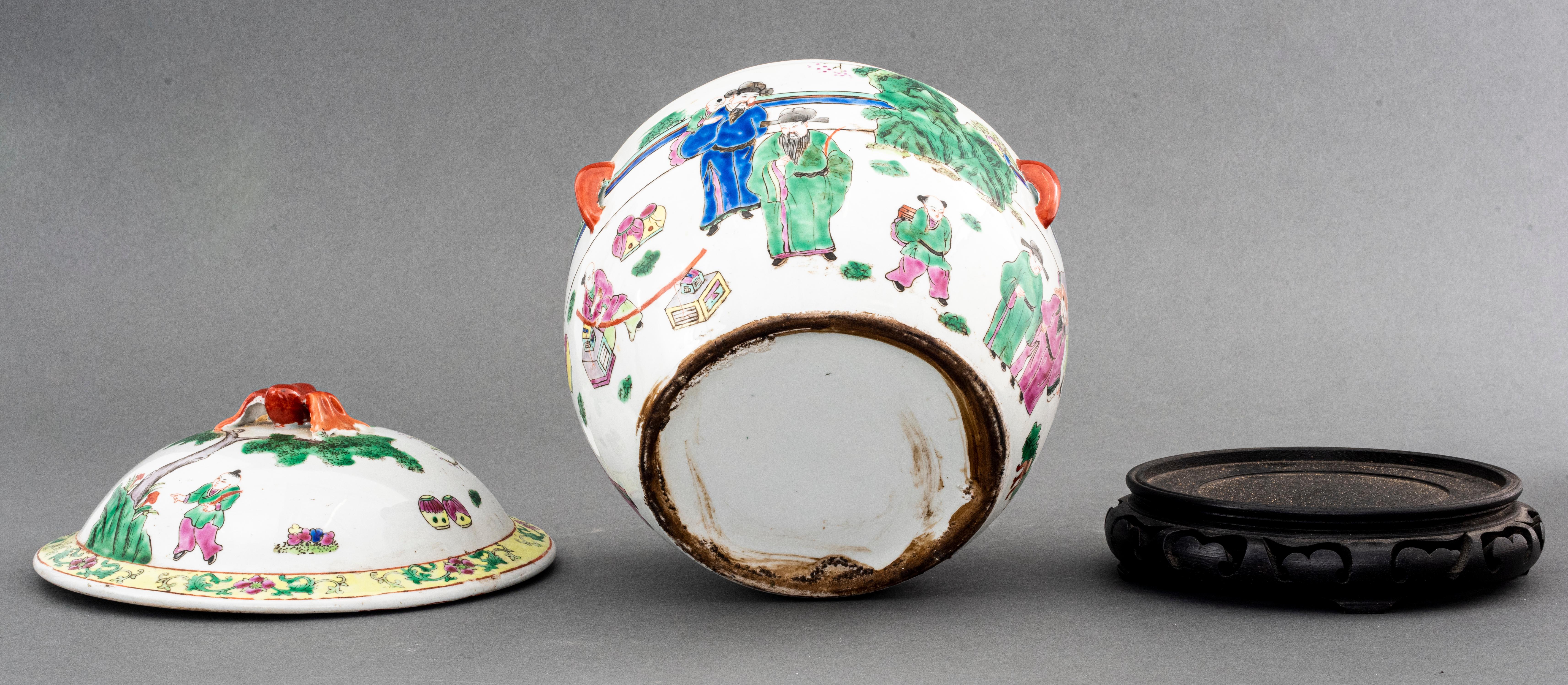 Pair of Chinese Porcelain Famille Verte Jars For Sale 6