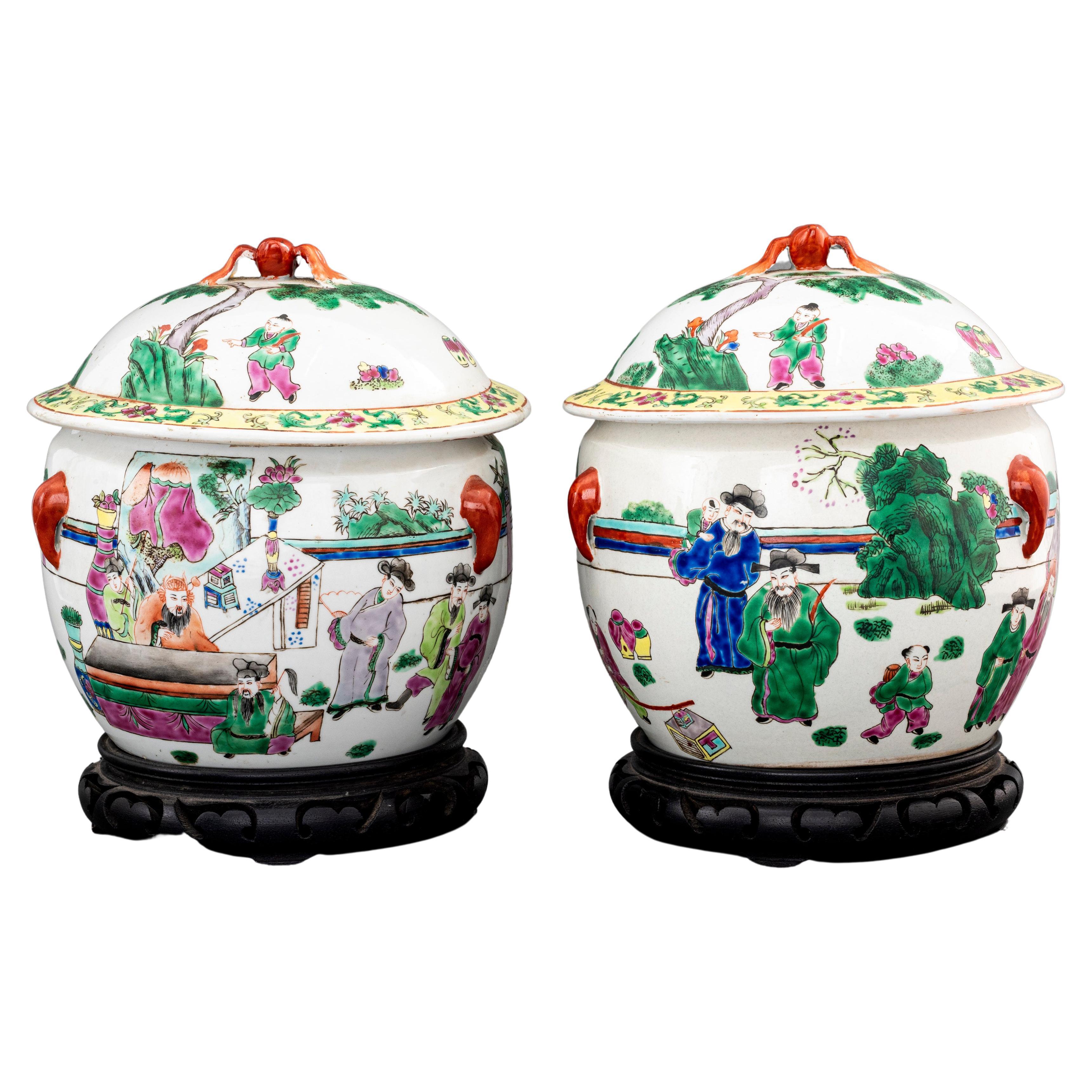 Paire de pots en porcelaine chinoise de la Famille Verte