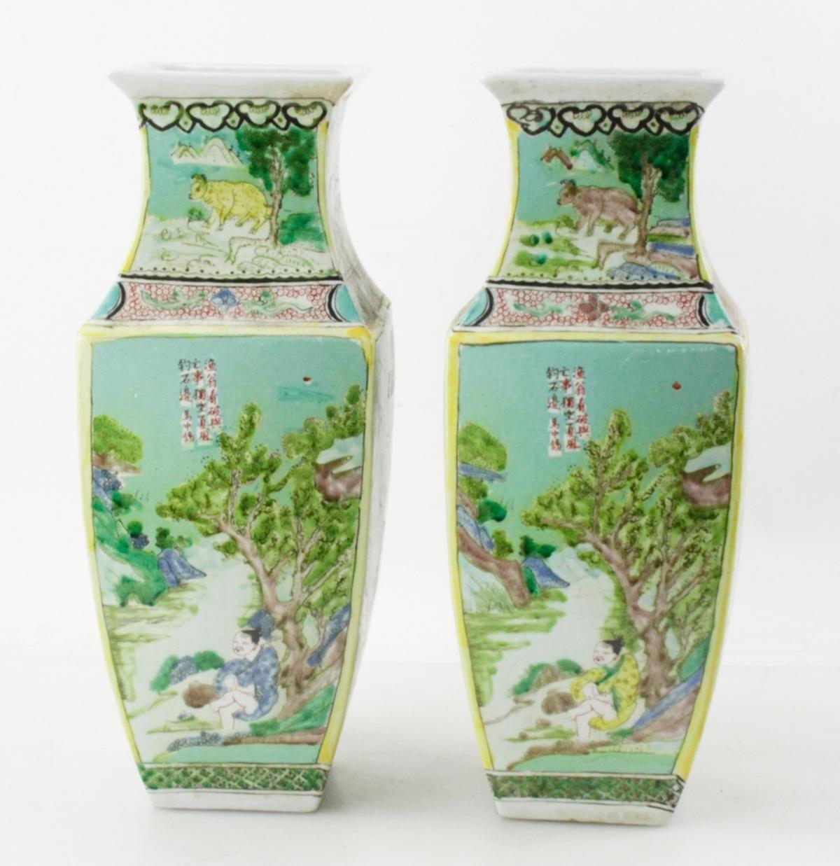 Paire de vases Famille Verte en porcelaine, fabriqués en Chine dans les années 1900. Chaque vase est une toile de représentations chinoises complexes et traditionnelles. Le style Famille Verte, caractérisé par l'utilisation d'un large éventail