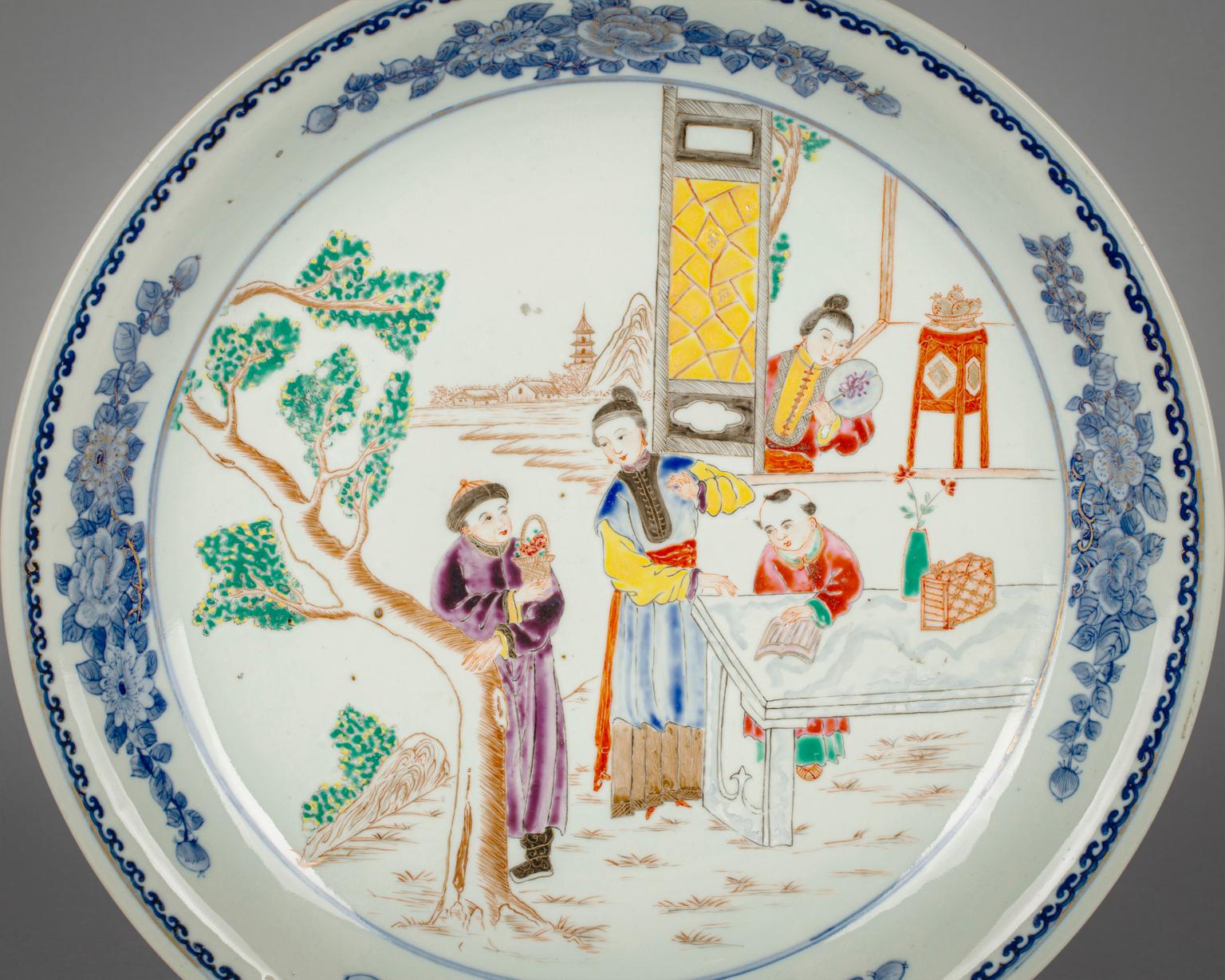 Paar chinesische figurale Porzellanteller mit Figuren, frühes 20. Jahrhundert im Angebot 1