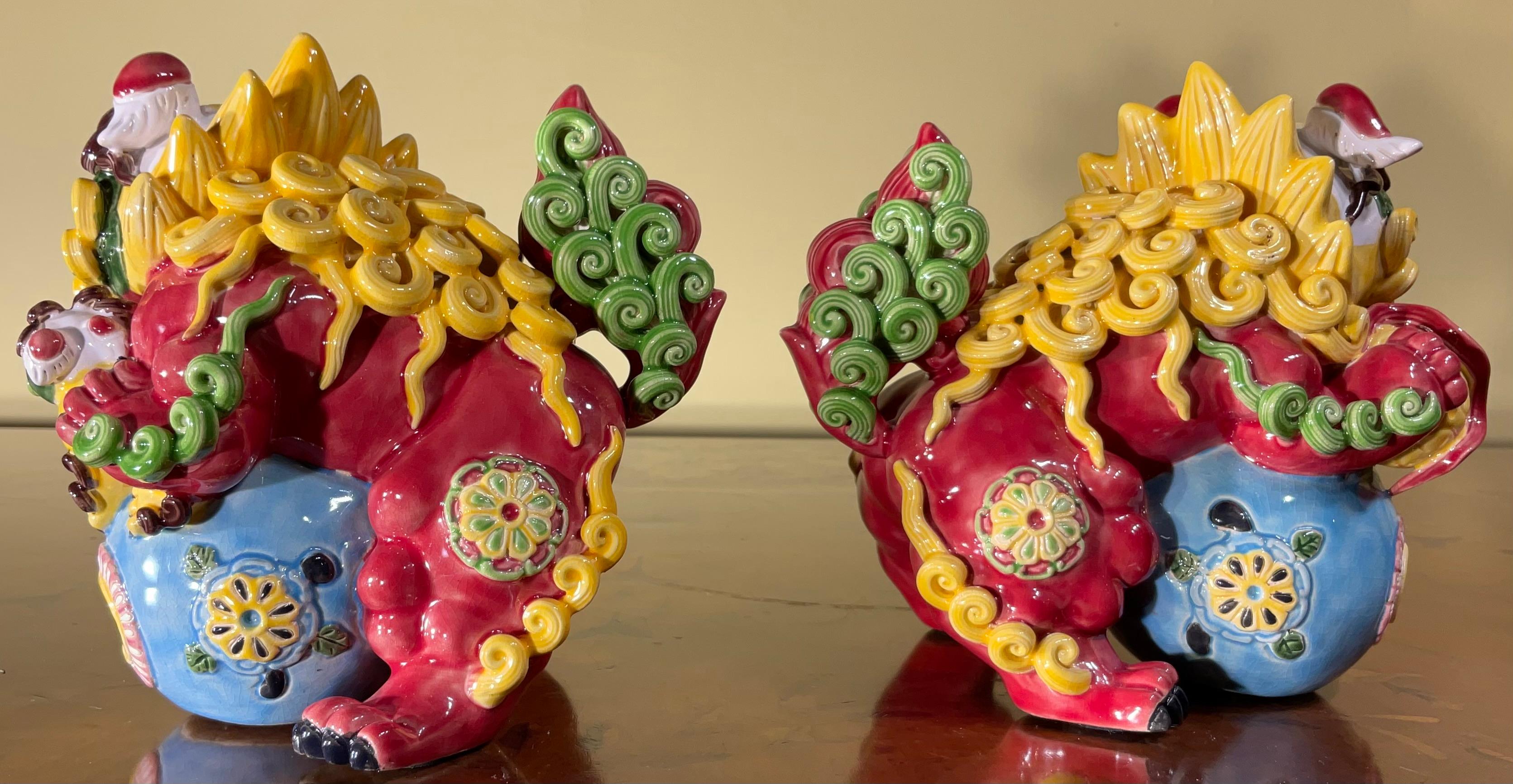 Paar von  Chinesische Foo-Hunde aus Porzellan (Keramik) im Angebot