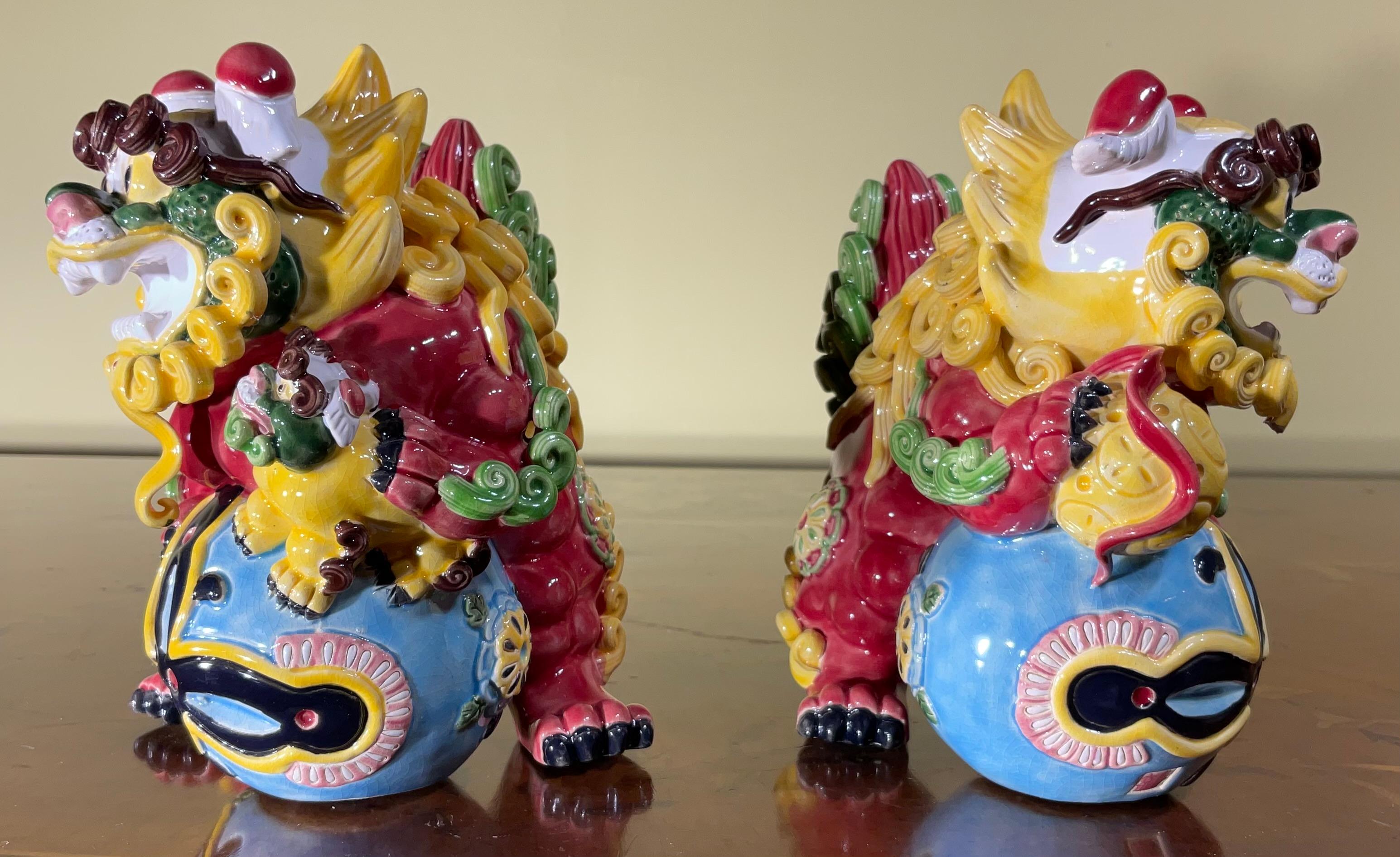 Céramique Paire de  Chiens en porcelaine de Chine en vente