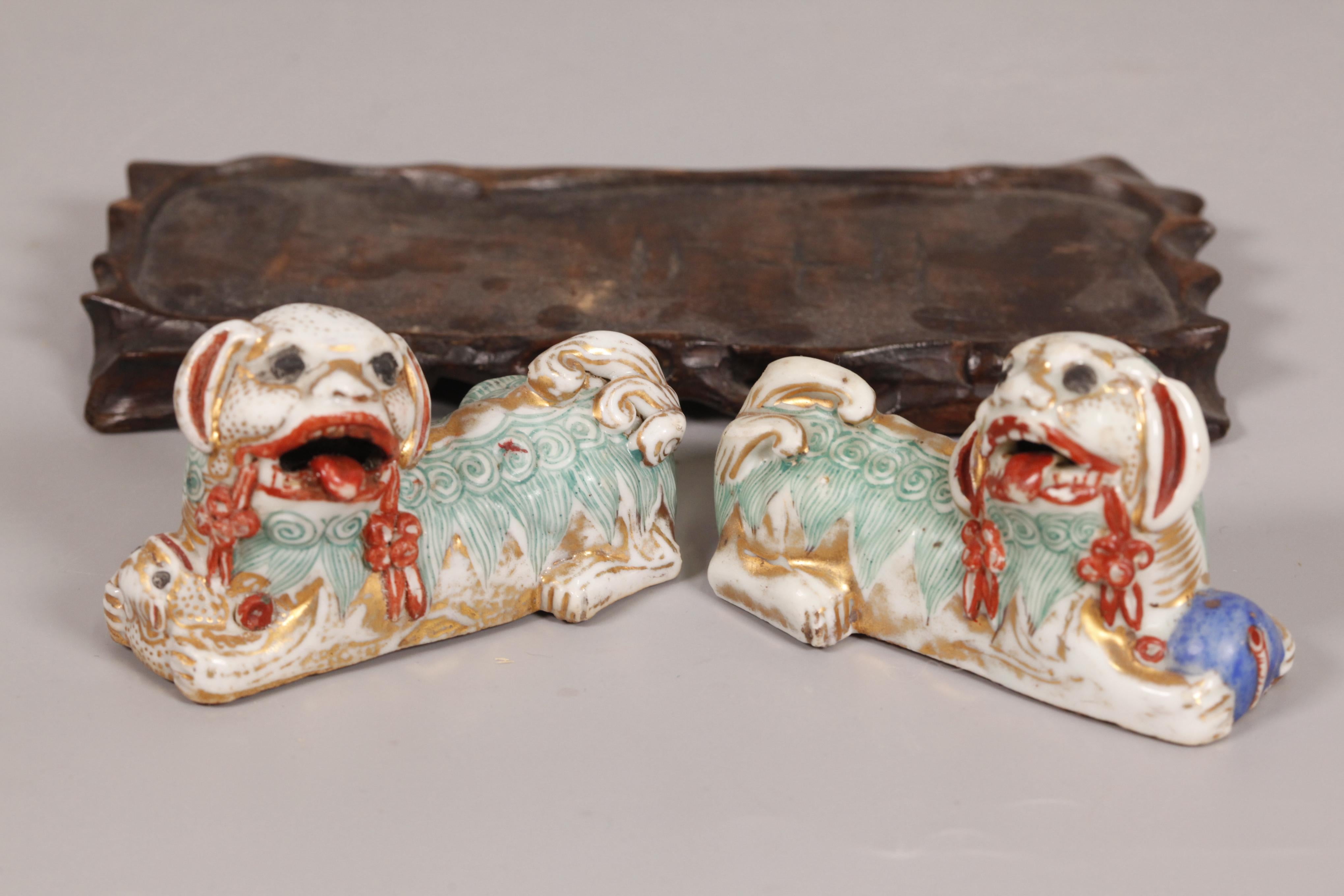 pareja de perros foo/leones de porcelana china, s. XVIII en Bueno estado para la venta en New York, NY