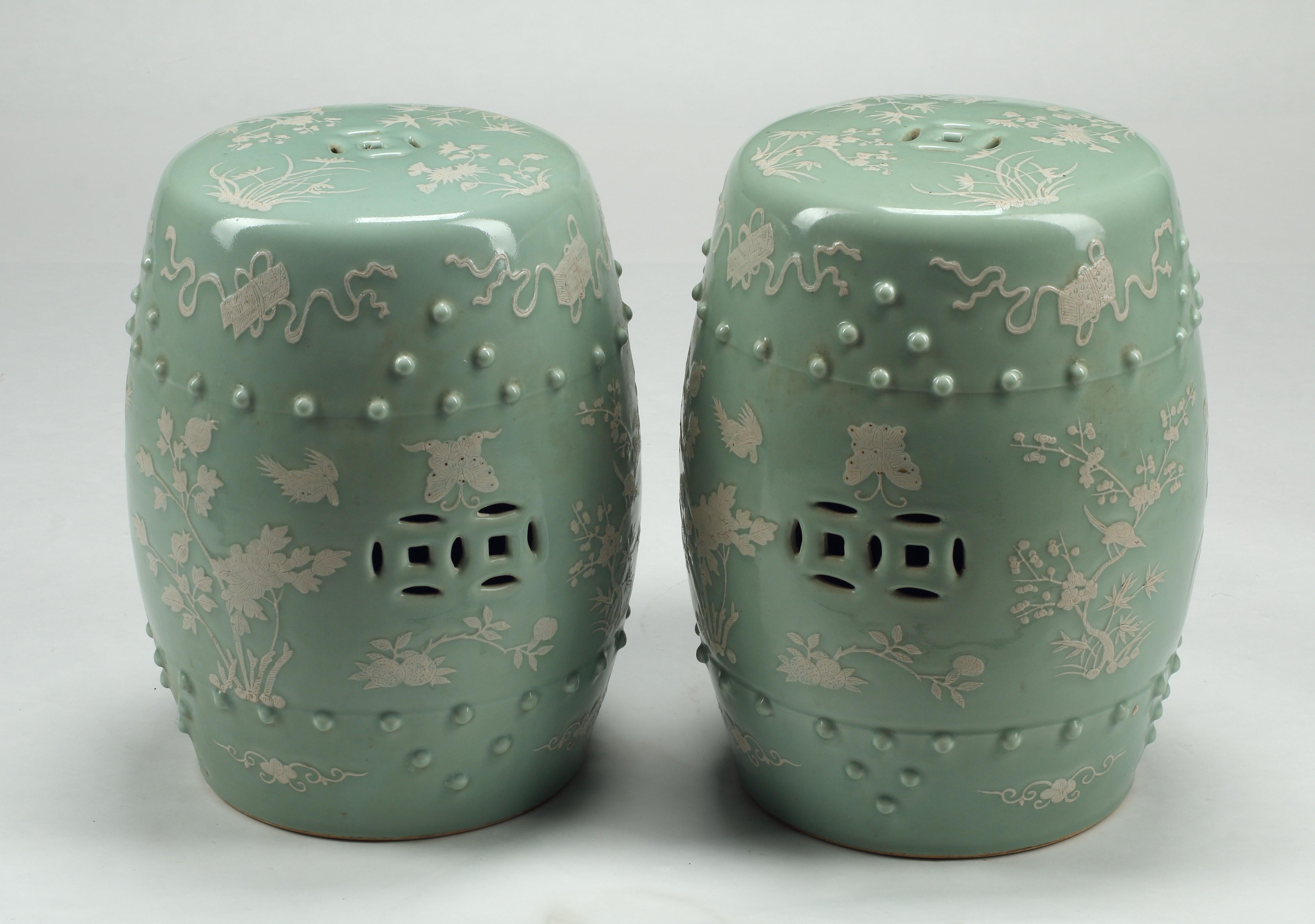 Dieses wunderschöne Paar Gartenstühle aus chinesischem Porzellan ist in der klassischen Trommelform gefertigt und verfügt über einen zeladonfarbenen Grund und eine einzigartige weiße Überglasur. Jeder Sitz weist an den Seiten und an der Oberseite