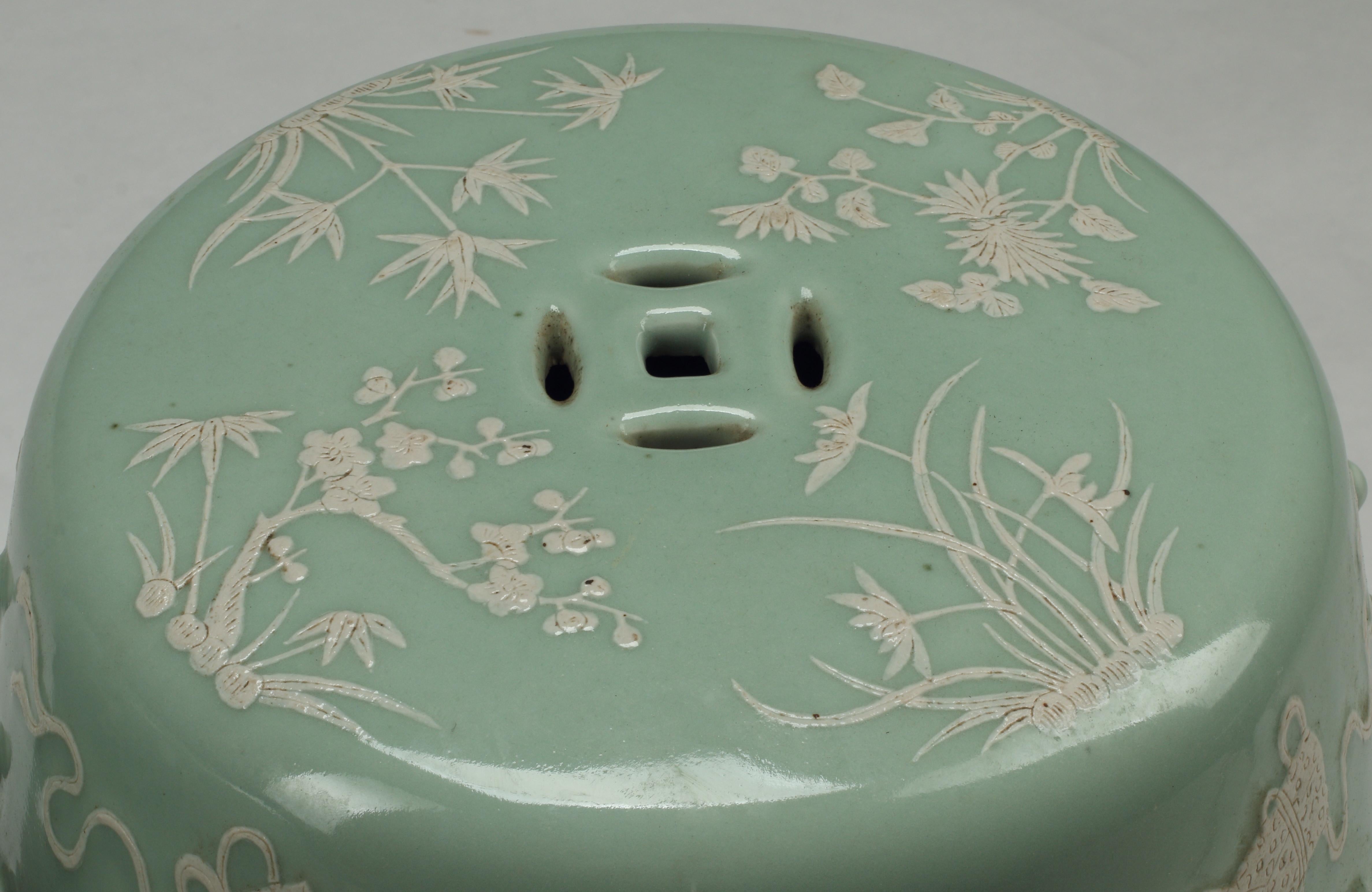 Paar chinesische Porzellan-Gartenstühle aus Celadon und weißer Überglasur (Chinesisch) im Angebot