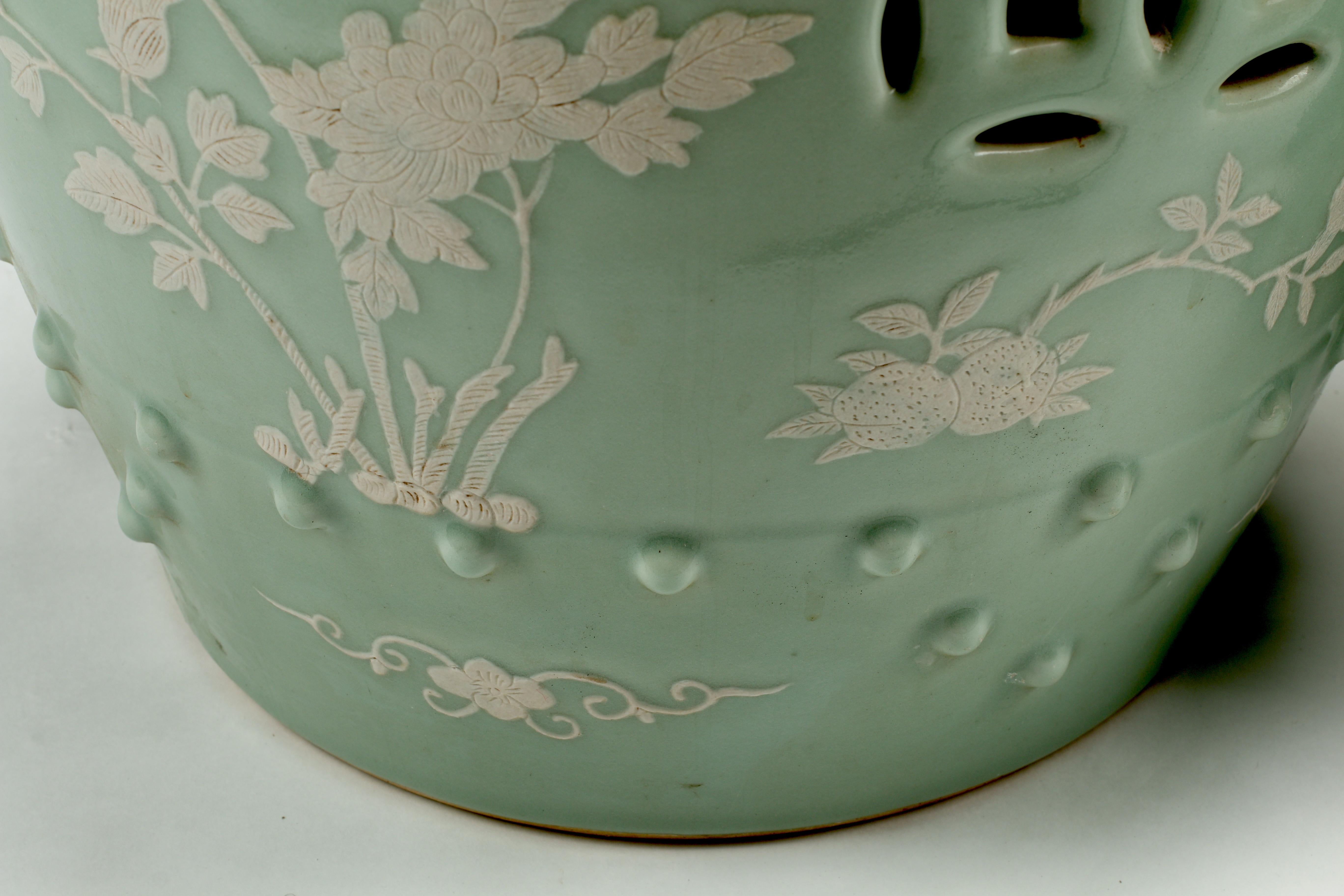 Paar chinesische Porzellan-Gartenstühle aus Celadon und weißer Überglasur im Zustand „Gut“ im Angebot in El Monte, CA