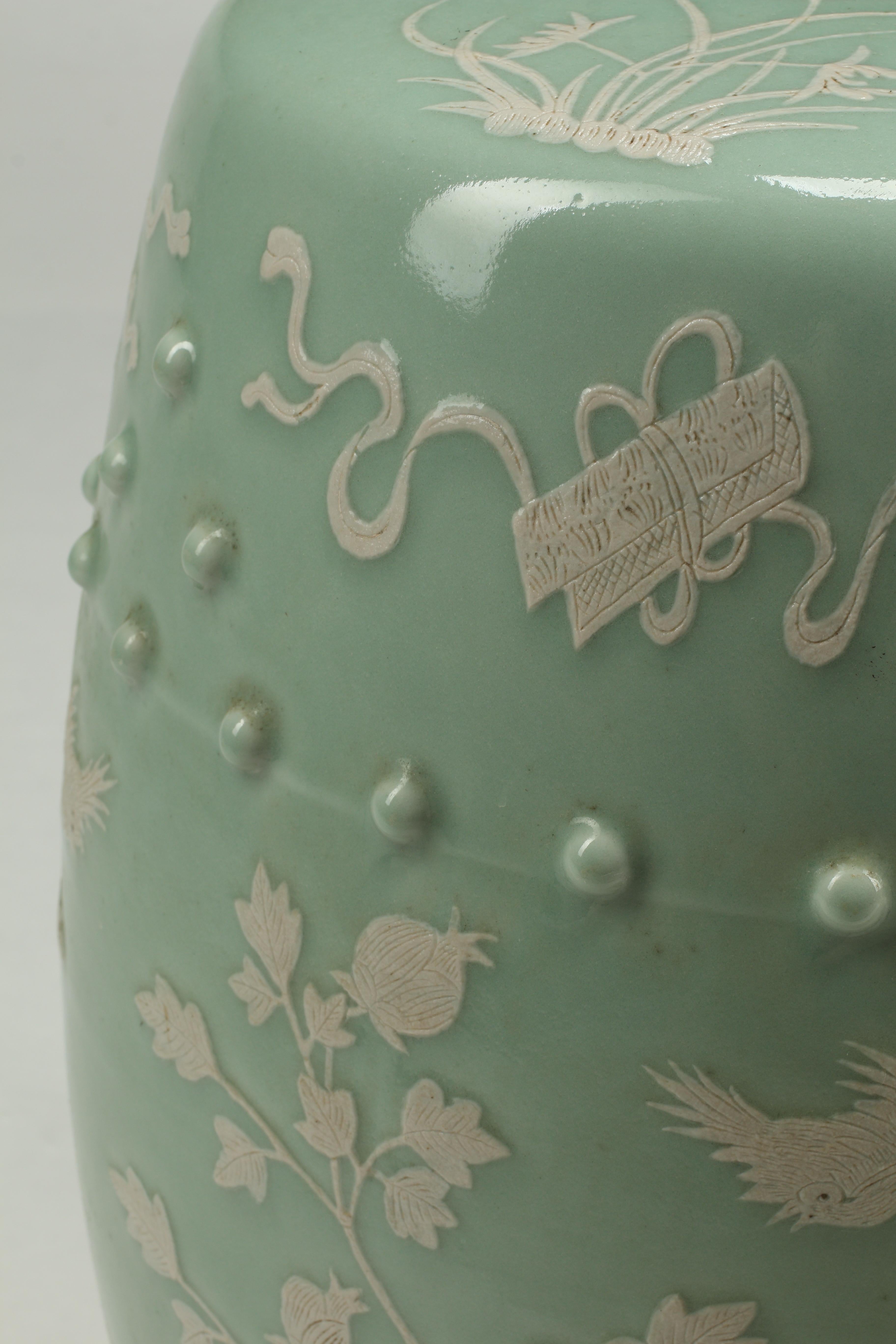 Paar chinesische Porzellan-Gartenstühle aus Celadon und weißer Überglasur (20. Jahrhundert) im Angebot