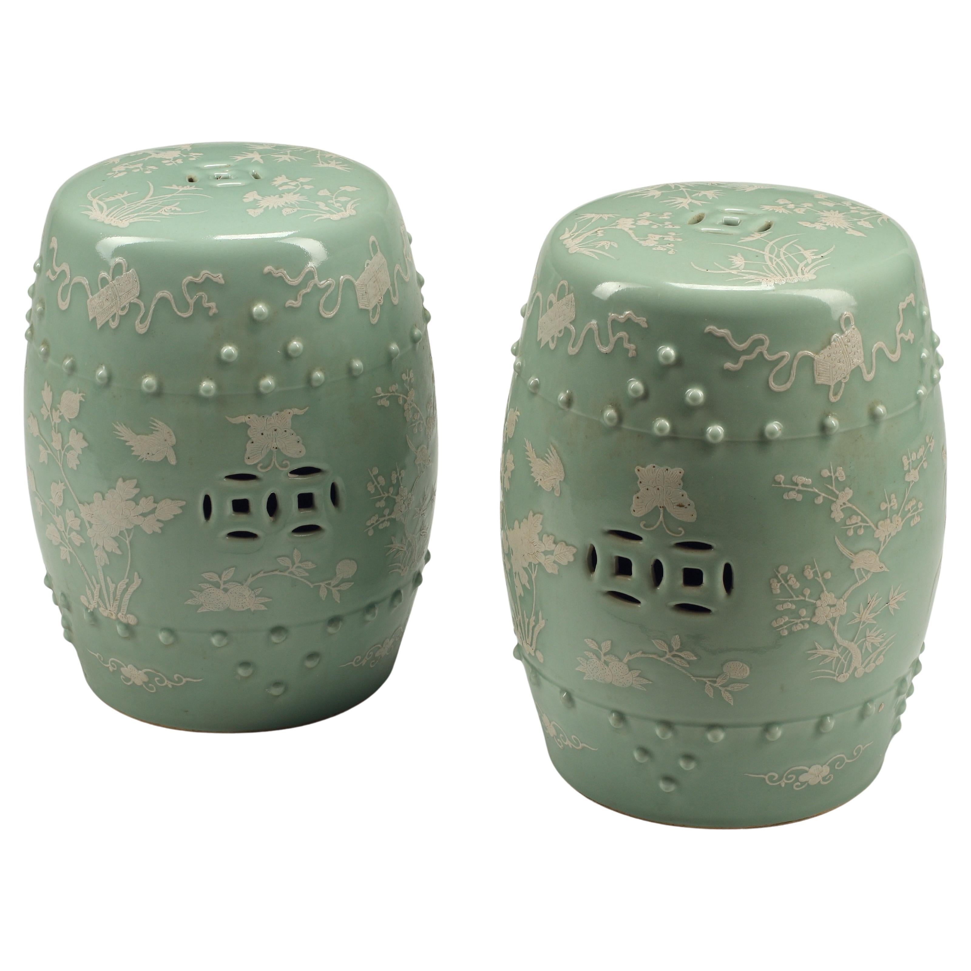 Pareja de Asientos de Jardín de Porcelana China en Celadón y Blanco Sobrevidriado