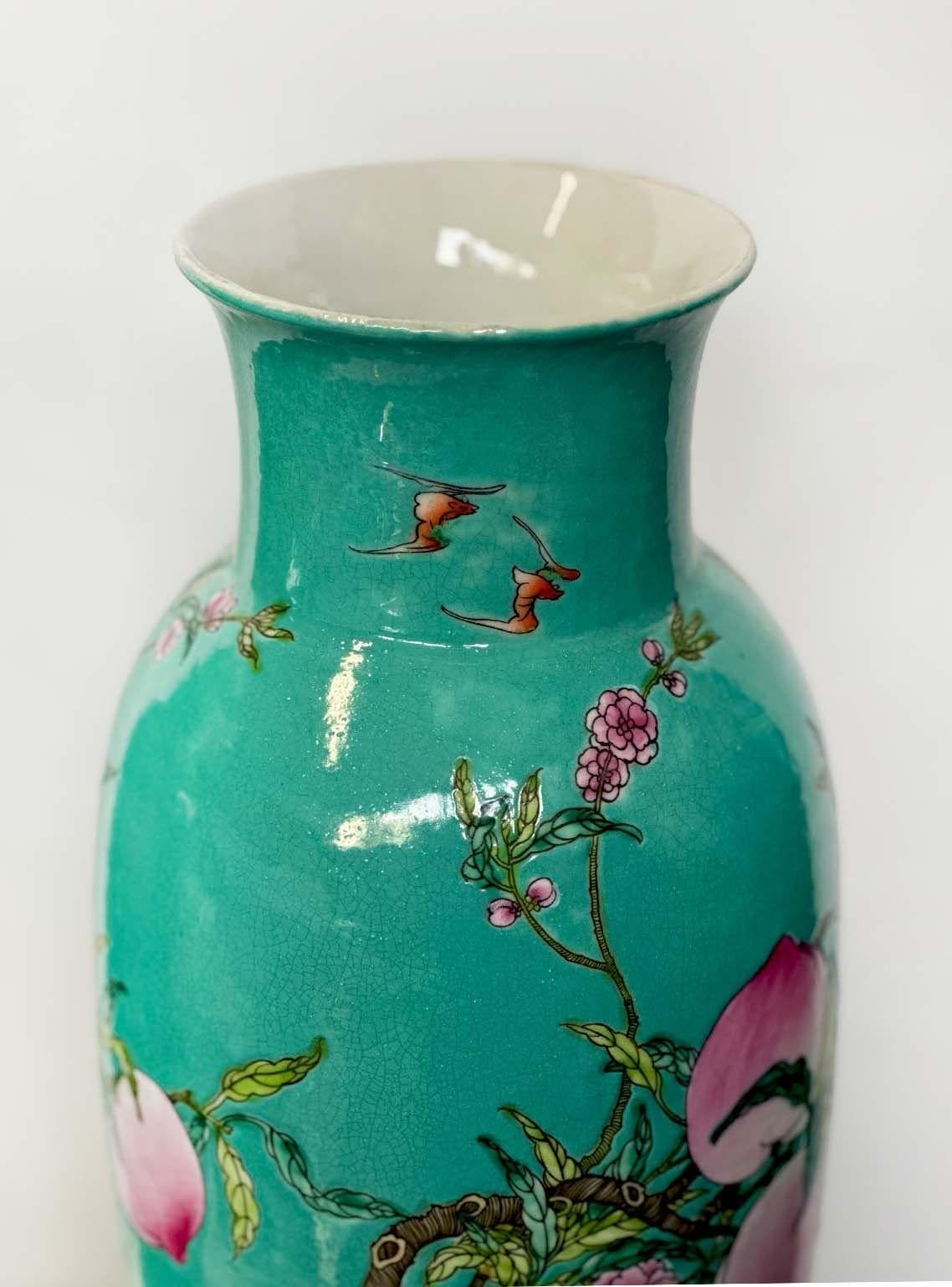 Paar chinesische Vasen aus türkisfarbenem Porzellan, jeweils mit vergoldetem Bronzesockel, hergestellt um 1900. Sie bestehen aus einer wunderschönen handgemalten Darstellung eines Pfirsichbaumzweigs mit vielen Früchten und