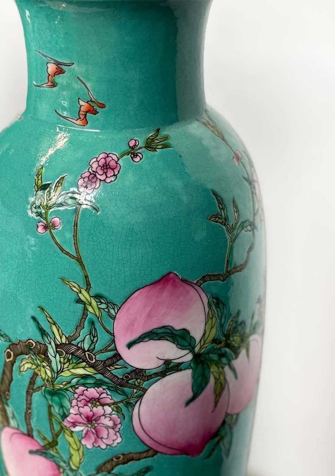 Paar chinesische Vasen aus Porzellan und vergoldeter Bronze, um 1900 (Chinesisch) im Angebot