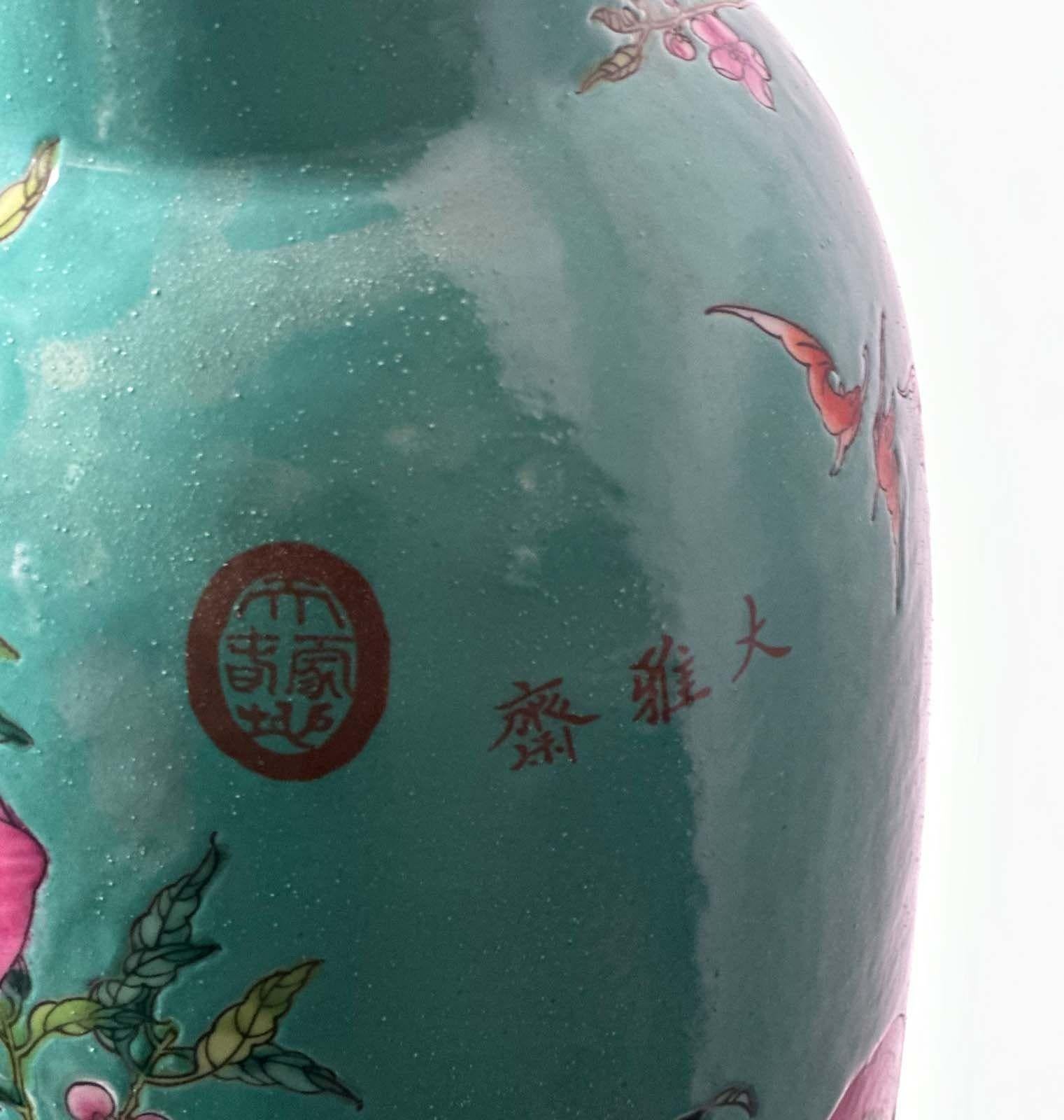 Paar chinesische Vasen aus Porzellan und vergoldeter Bronze, um 1900 (Frühes 20. Jahrhundert) im Angebot