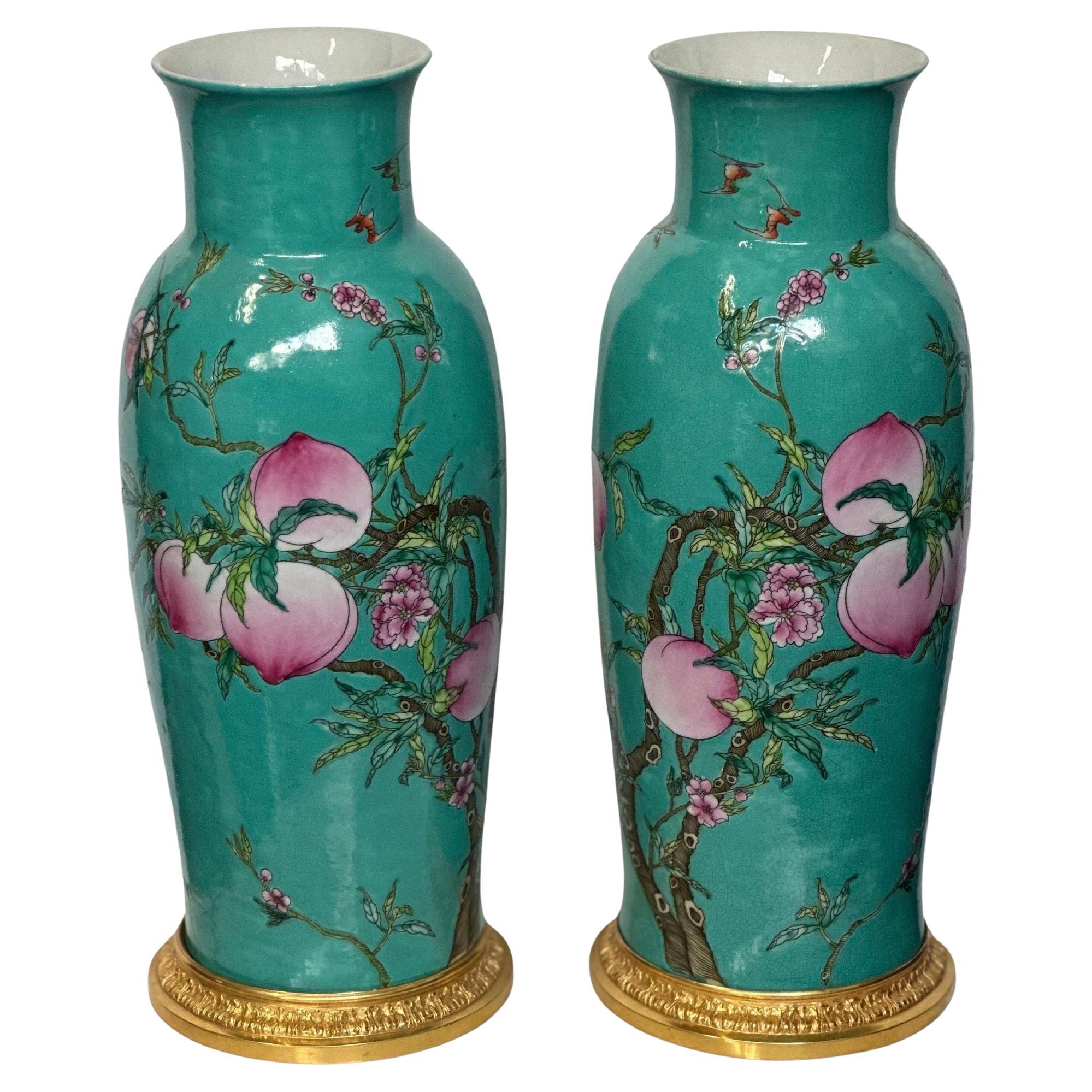 Paar chinesische Vasen aus Porzellan und vergoldeter Bronze, um 1900 im Angebot