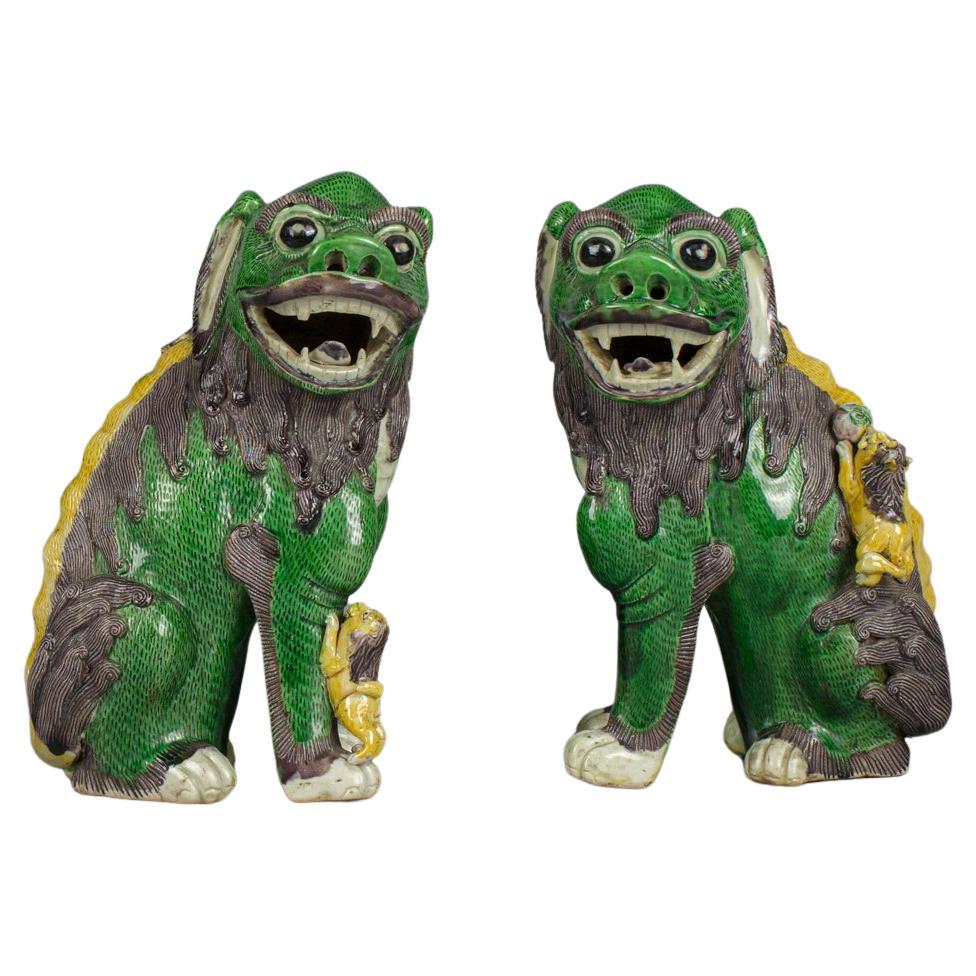 Paire de chiens Foo en porcelaine verte de Chine, vers 1840