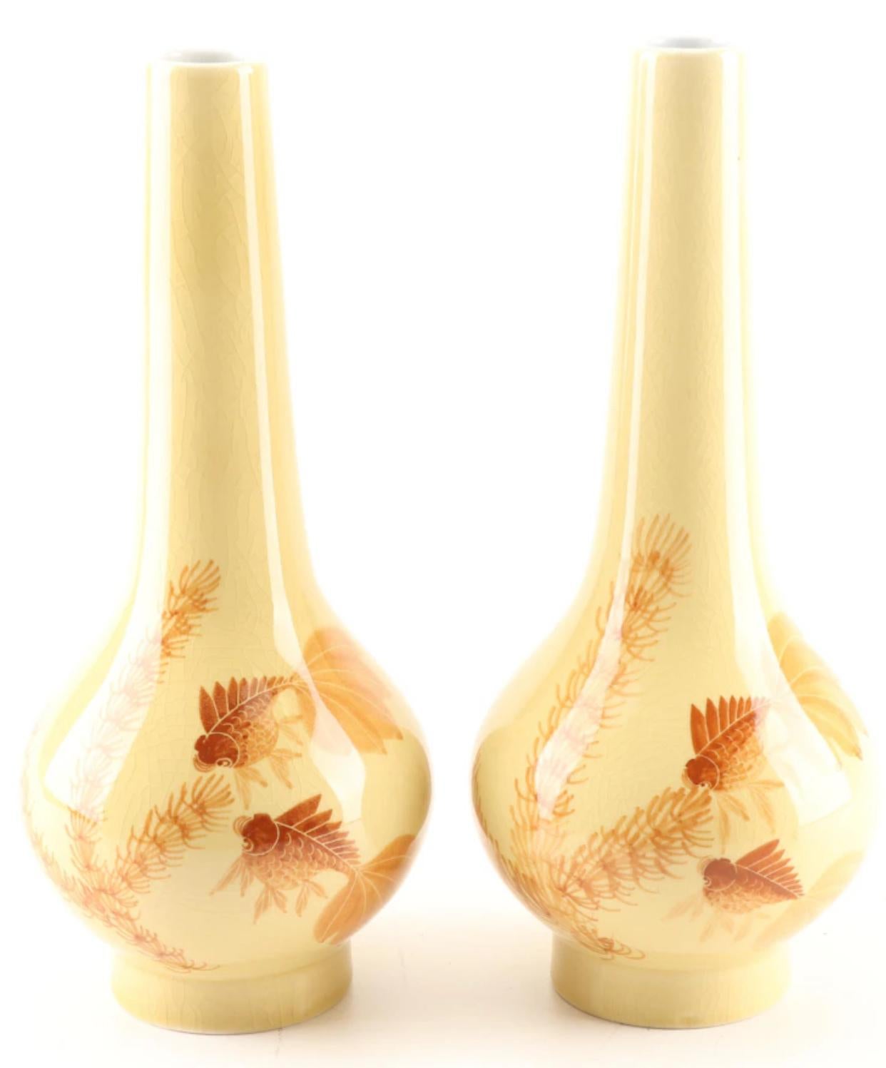 Paar buttergelbe, handbemalte chinesische Vasen in Kürbisform. Die Vorderseite und die Rückseite sind mit orangefarbenen Goldfischpaaren und einer Wasserflora bemalt. Die Böden sind mit chinesischen Schriftzeichen verziert, die den