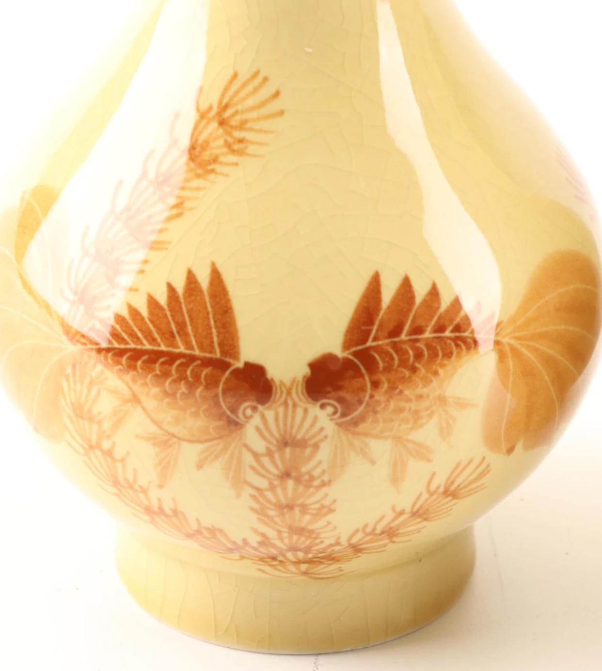 Chinois Paire de vases en porcelaine chinoise peints à la main à motif de poissons dorés en vente