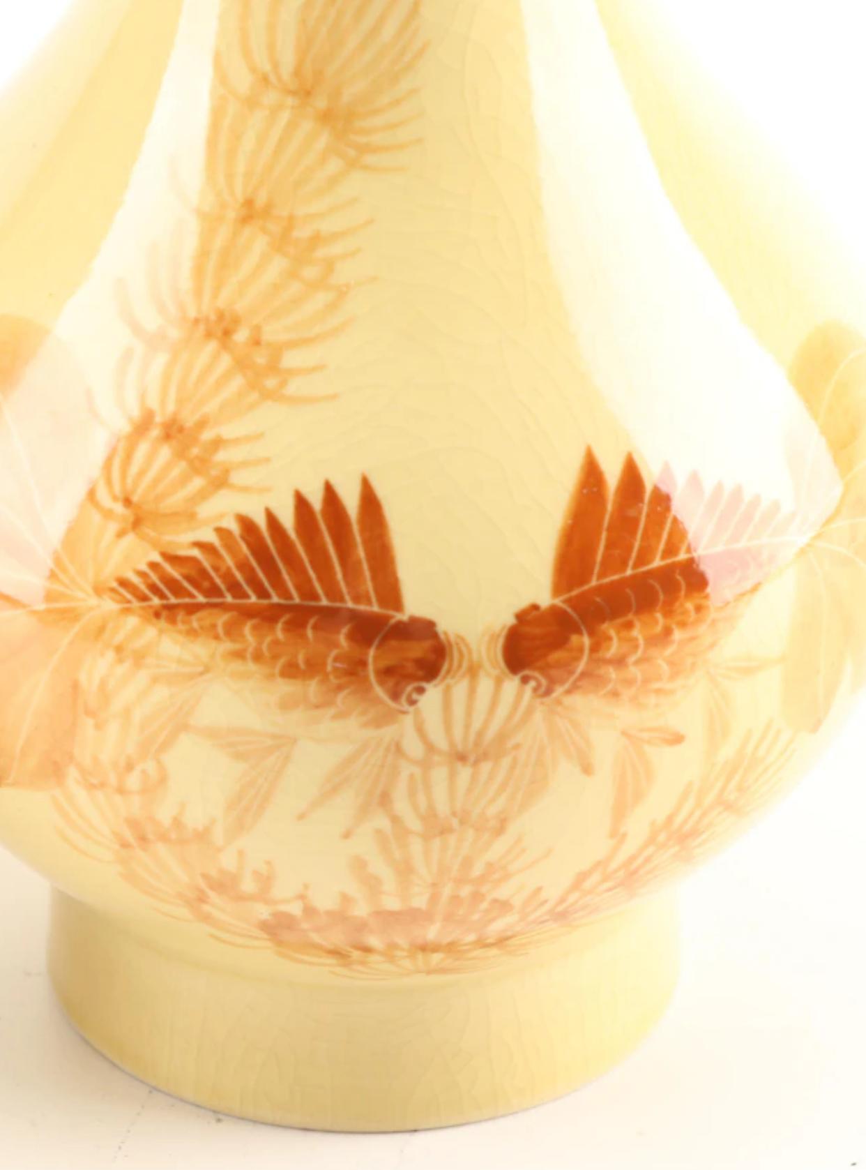 Peint à la main Paire de vases en porcelaine chinoise peints à la main à motif de poissons dorés en vente