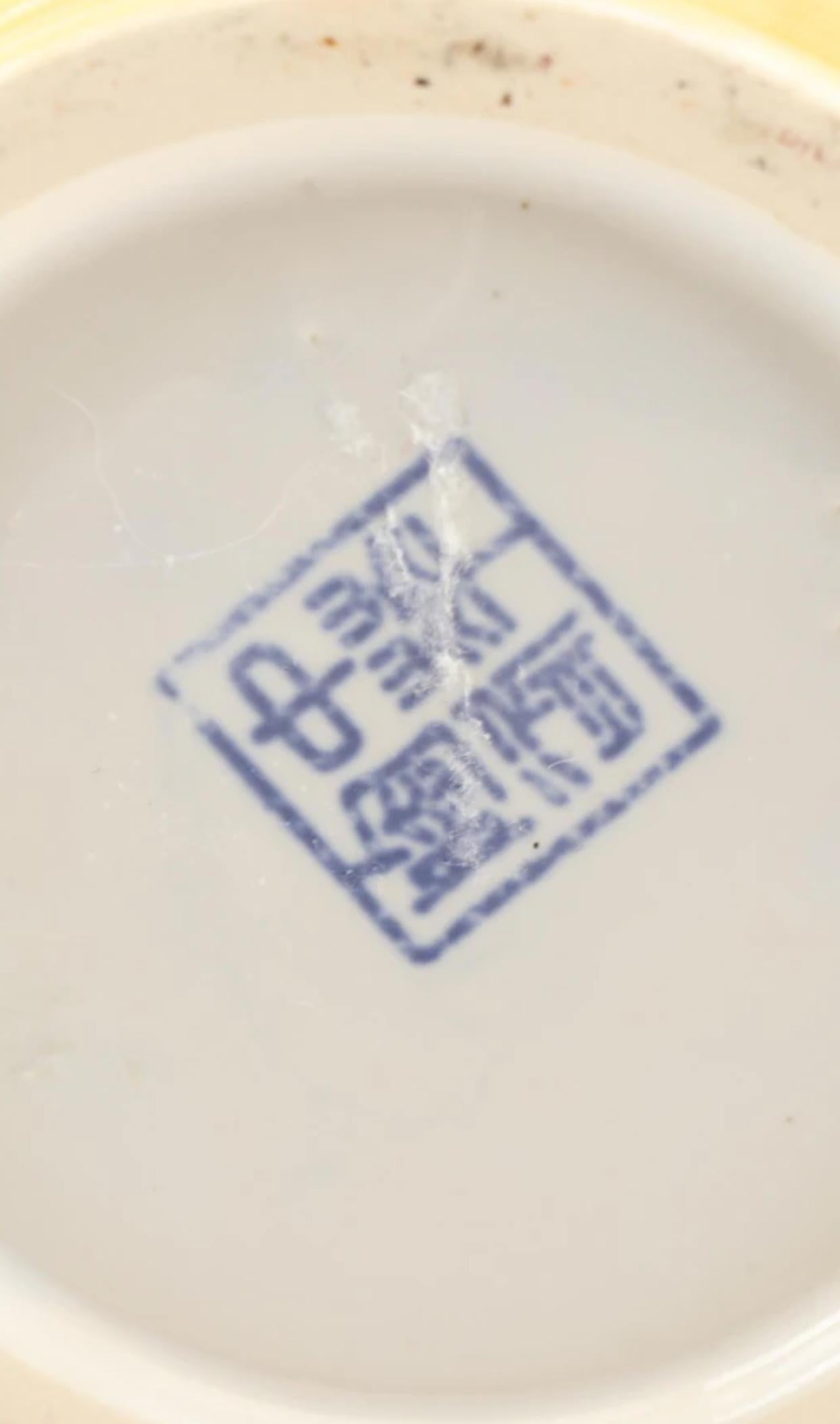 Porcelaine Paire de vases en porcelaine chinoise peints à la main à motif de poissons dorés en vente