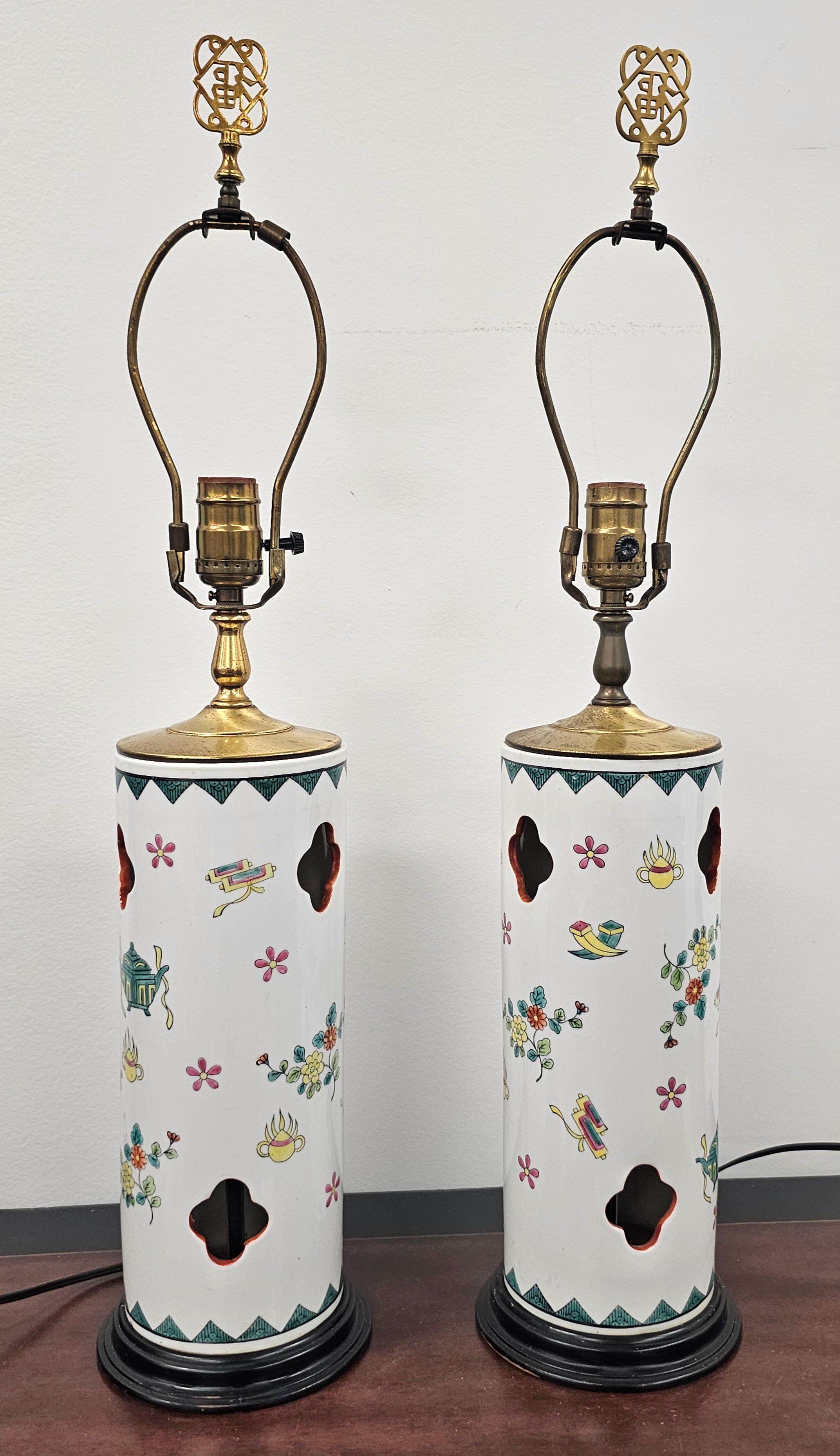 Una coppia di supporti per parrucche e cappelli in porcellana cinese smaltata e traforata montati come lampade, con base in legno ebanizzato.
 Misura 6