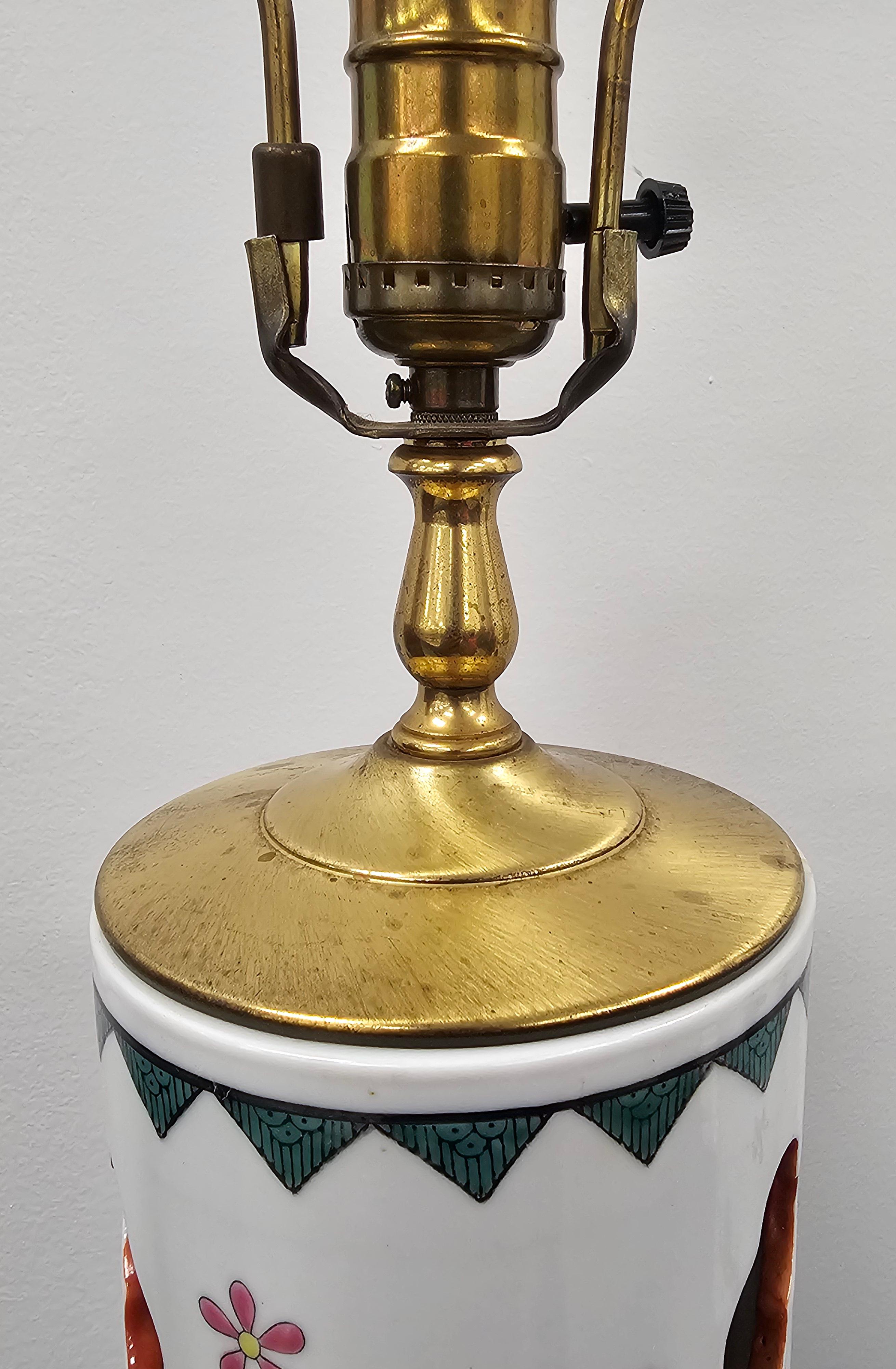 Coppia di cappelliere cinesi in porcellana montate come lampade in vendita 1