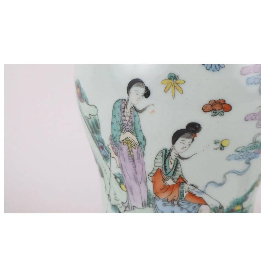 Paar chinesische Porzellanlampen mit farbenfrohen Figurendetails (Chinesisch) im Angebot