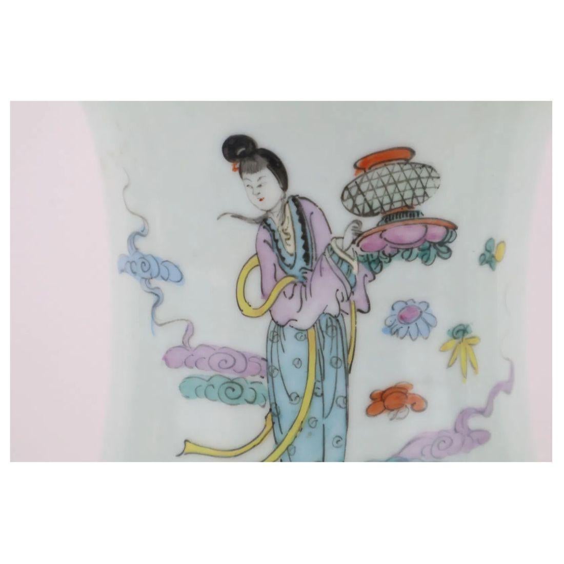 Paar chinesische Porzellanlampen mit farbenfrohen Figurendetails im Zustand „Gut“ im Angebot in Locust Valley, NY
