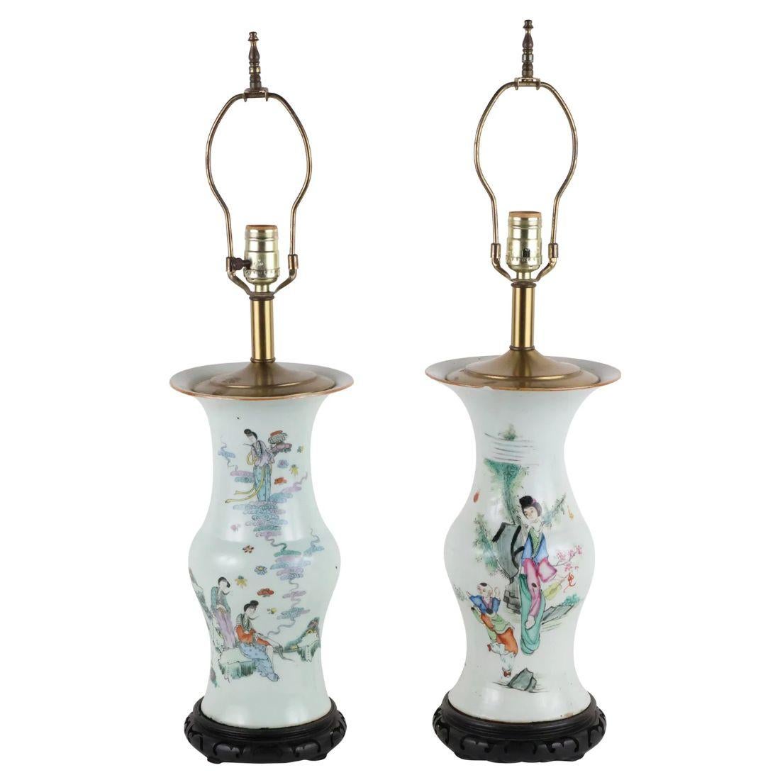 Paar chinesische Porzellanlampen mit farbenfrohen Figurendetails (20. Jahrhundert) im Angebot