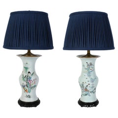Paar chinesische Porzellanlampen mit farbenfrohen Figurendetails
