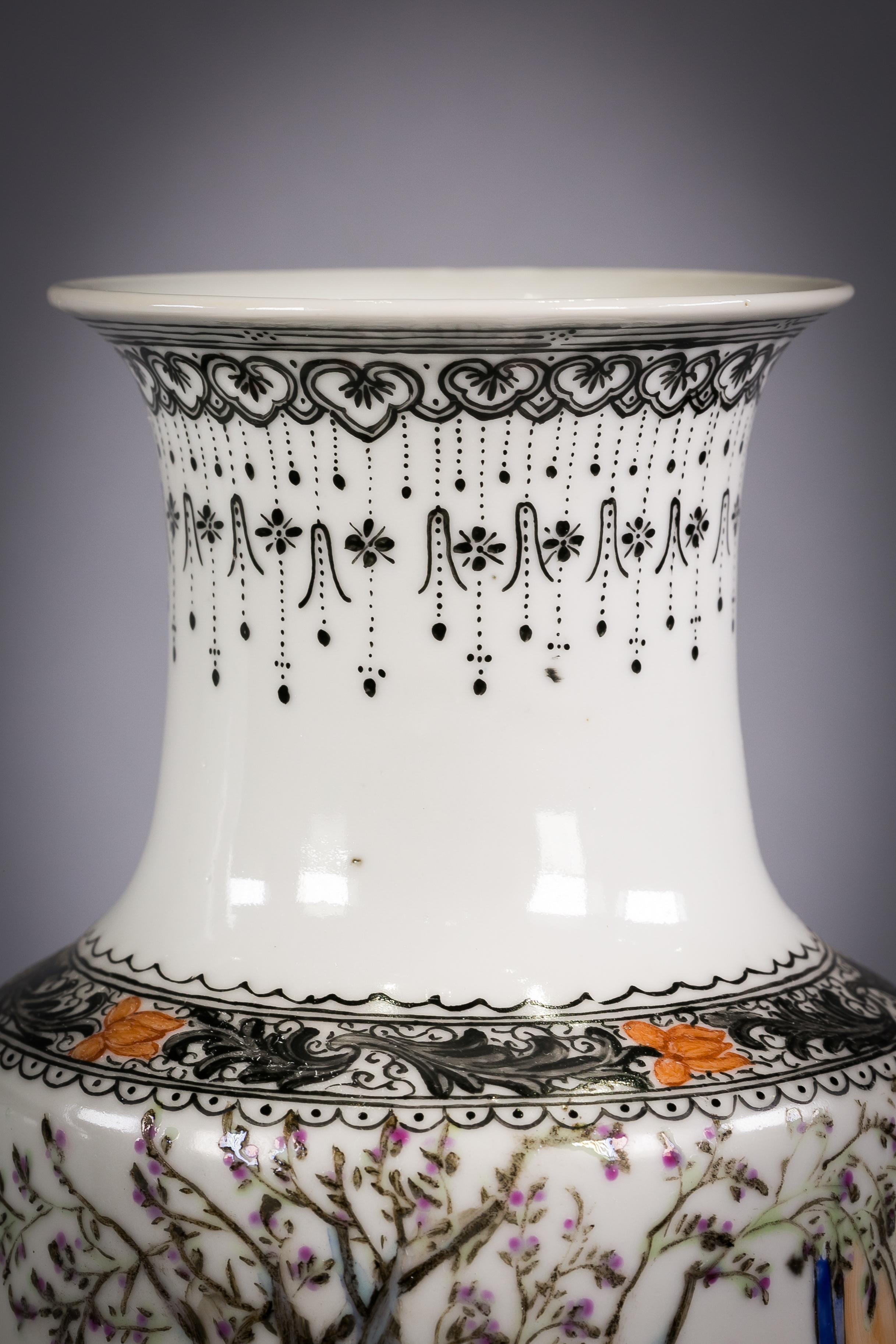 Paar polychrome Vasen aus chinesischem Porzellan, um 1900.