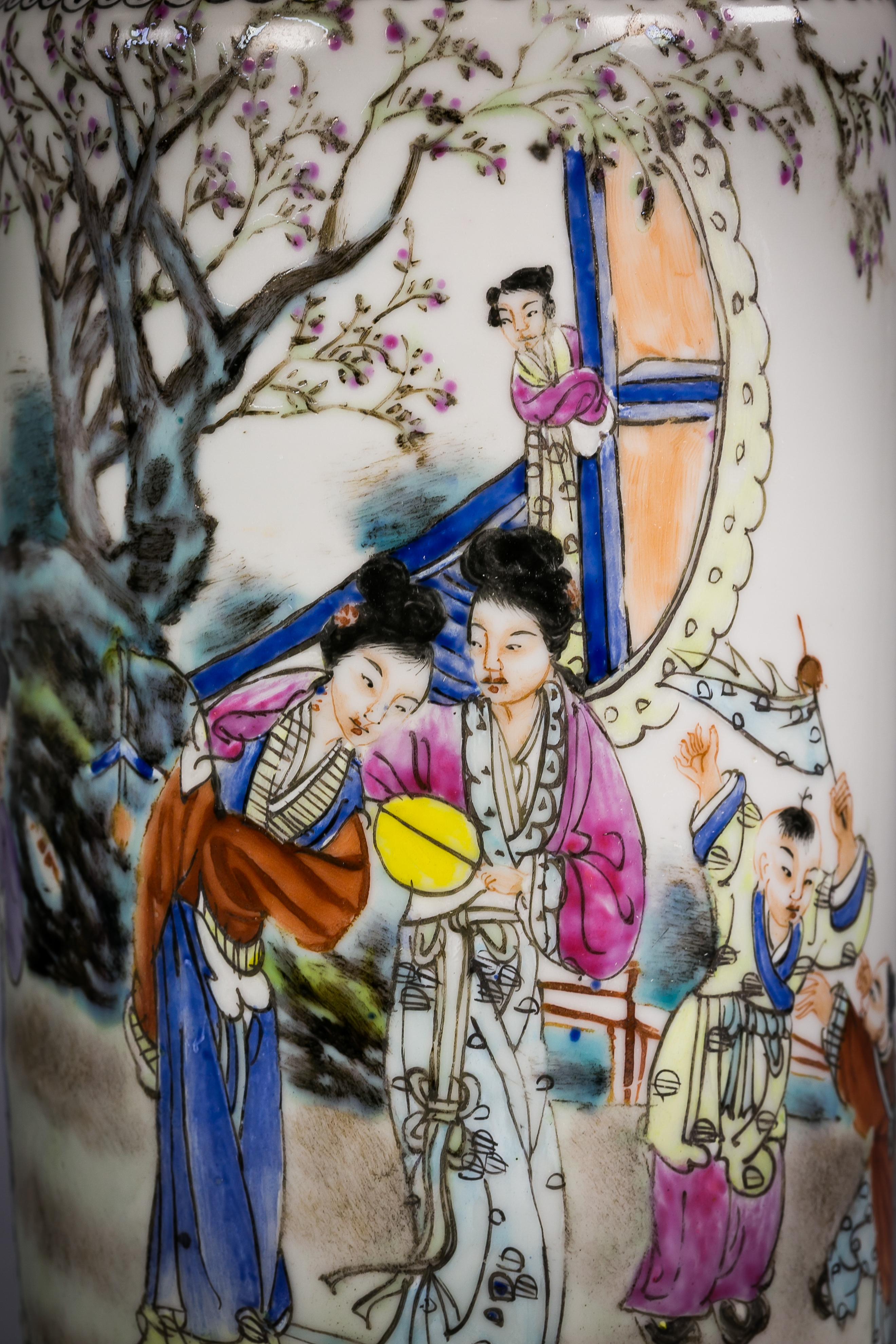 Paar mehrfarbige chinesische Porzellanvasen:: um 1900 (Chinesisch) im Angebot