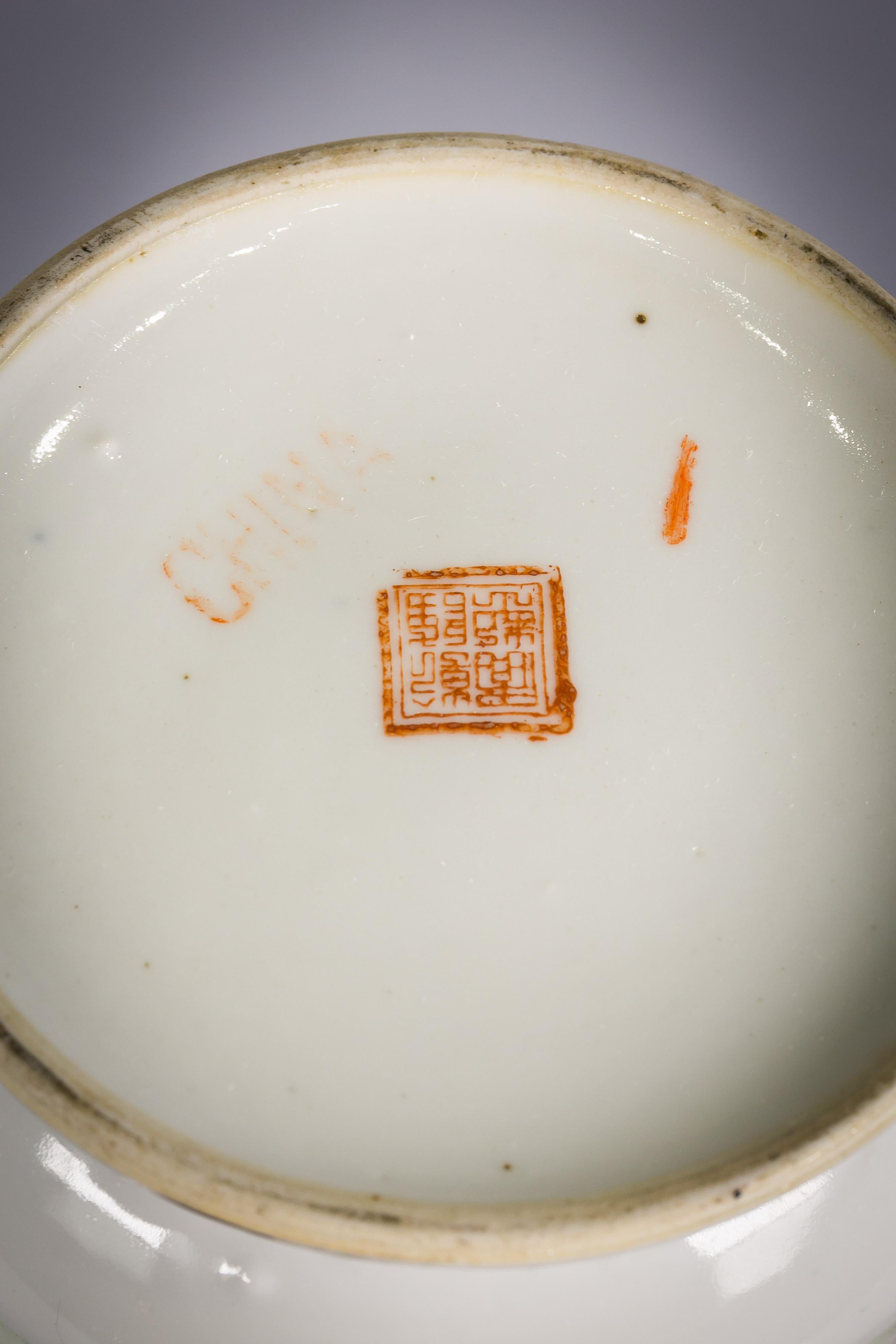 Début du 20ème siècle Paire de vases polychromes en porcelaine de Chine:: vers 1900 en vente