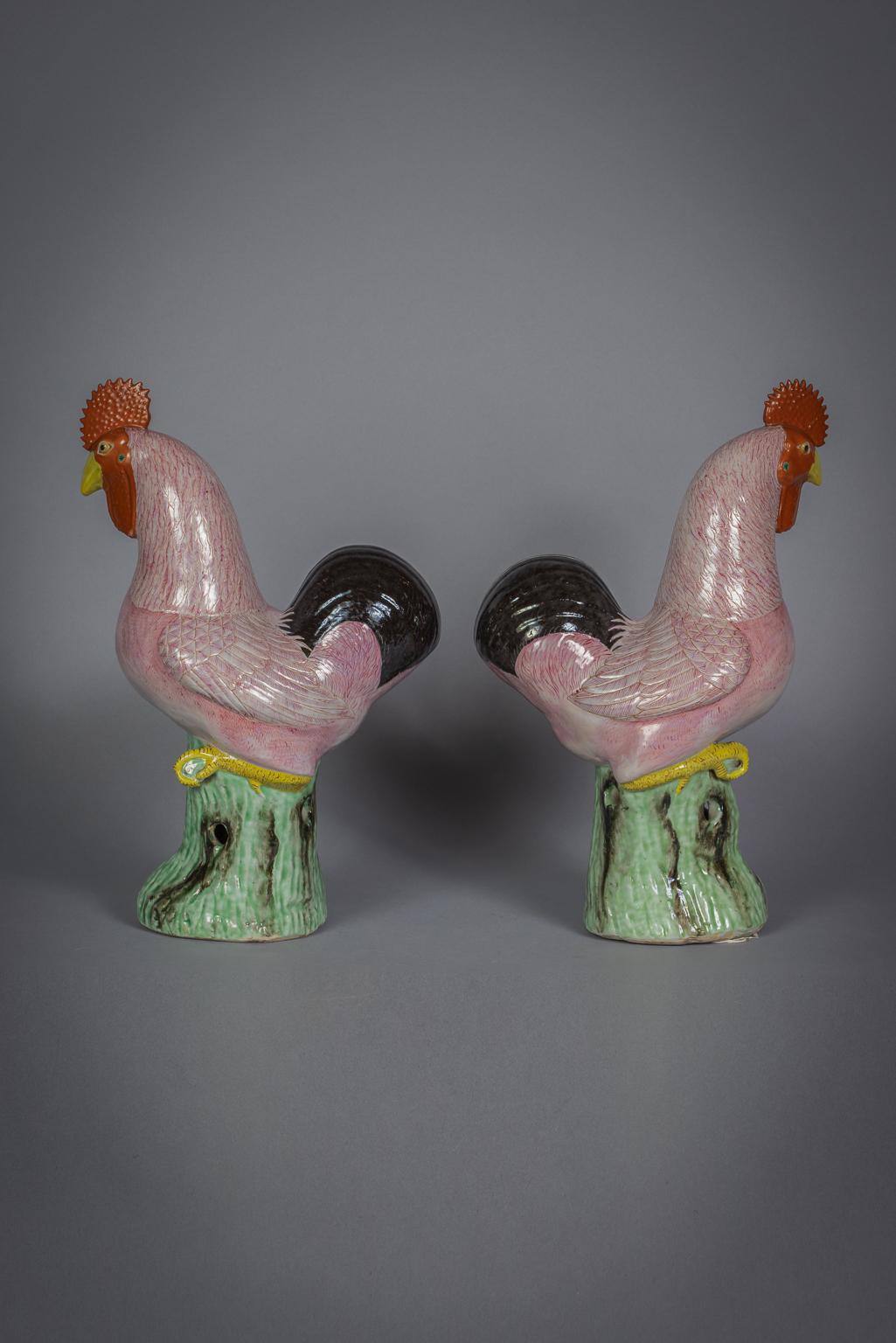 Paire de coqs en porcelaine de Chine, vers 1800.