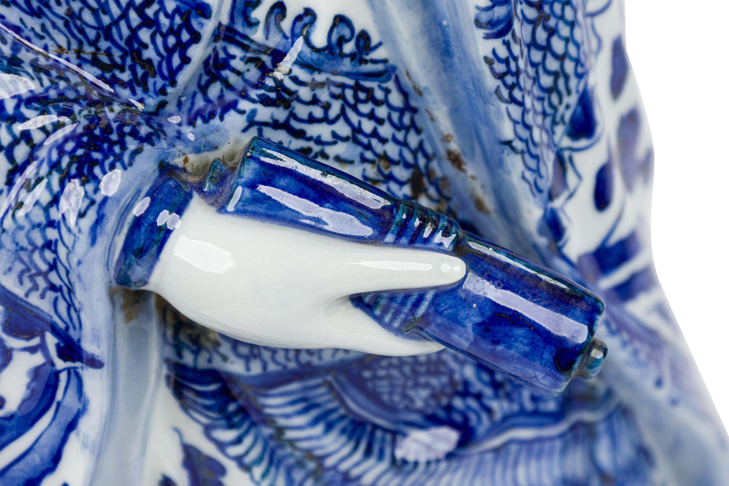 Paire de statuettes sur pied en porcelaine chinoise en vente 2