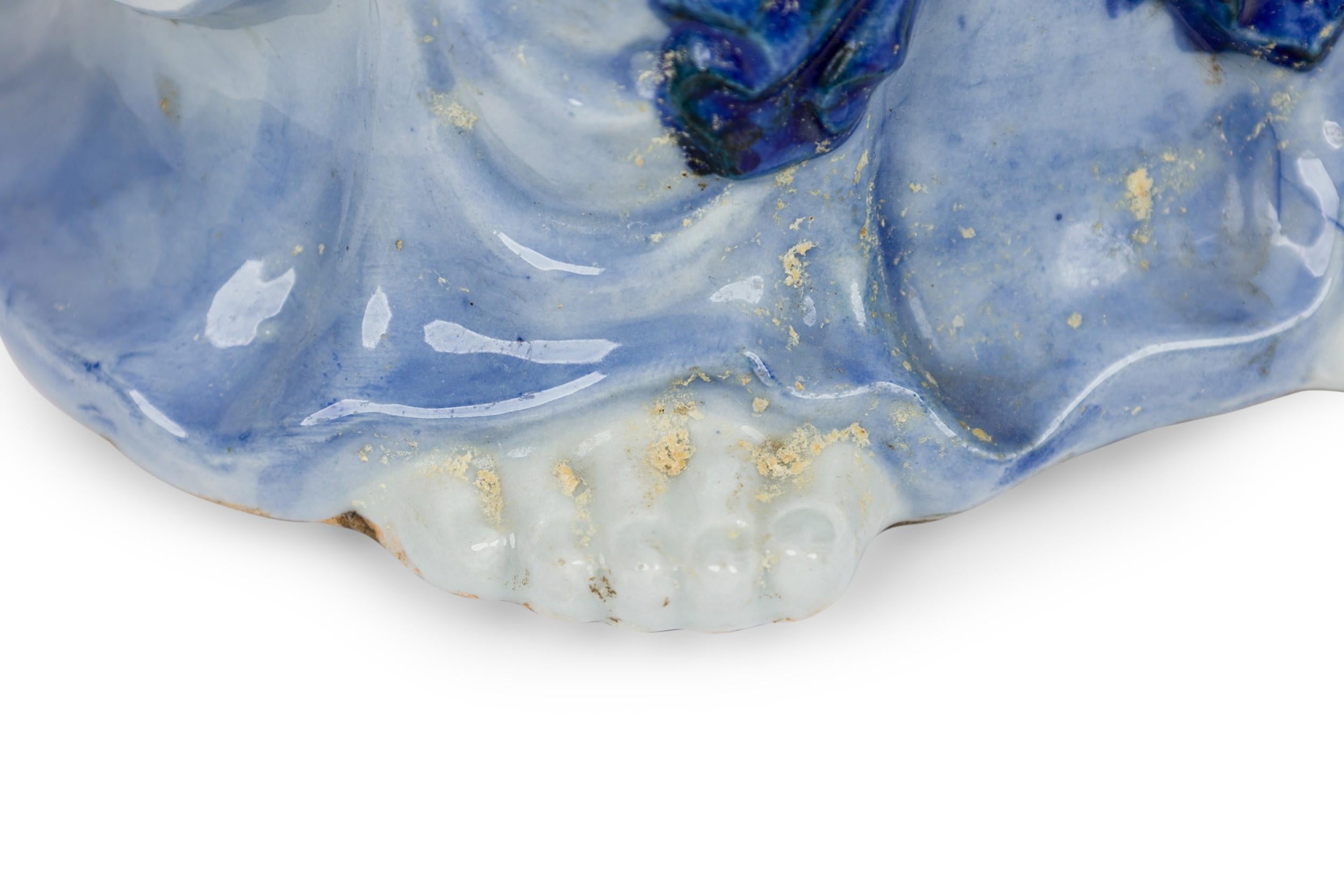 Paire de statuettes sur pied en porcelaine chinoise en vente 3