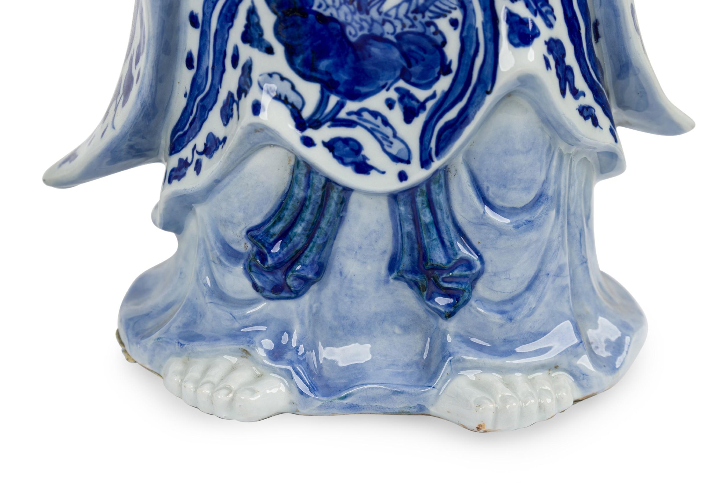 Paire de statuettes sur pied en porcelaine chinoise en vente 4