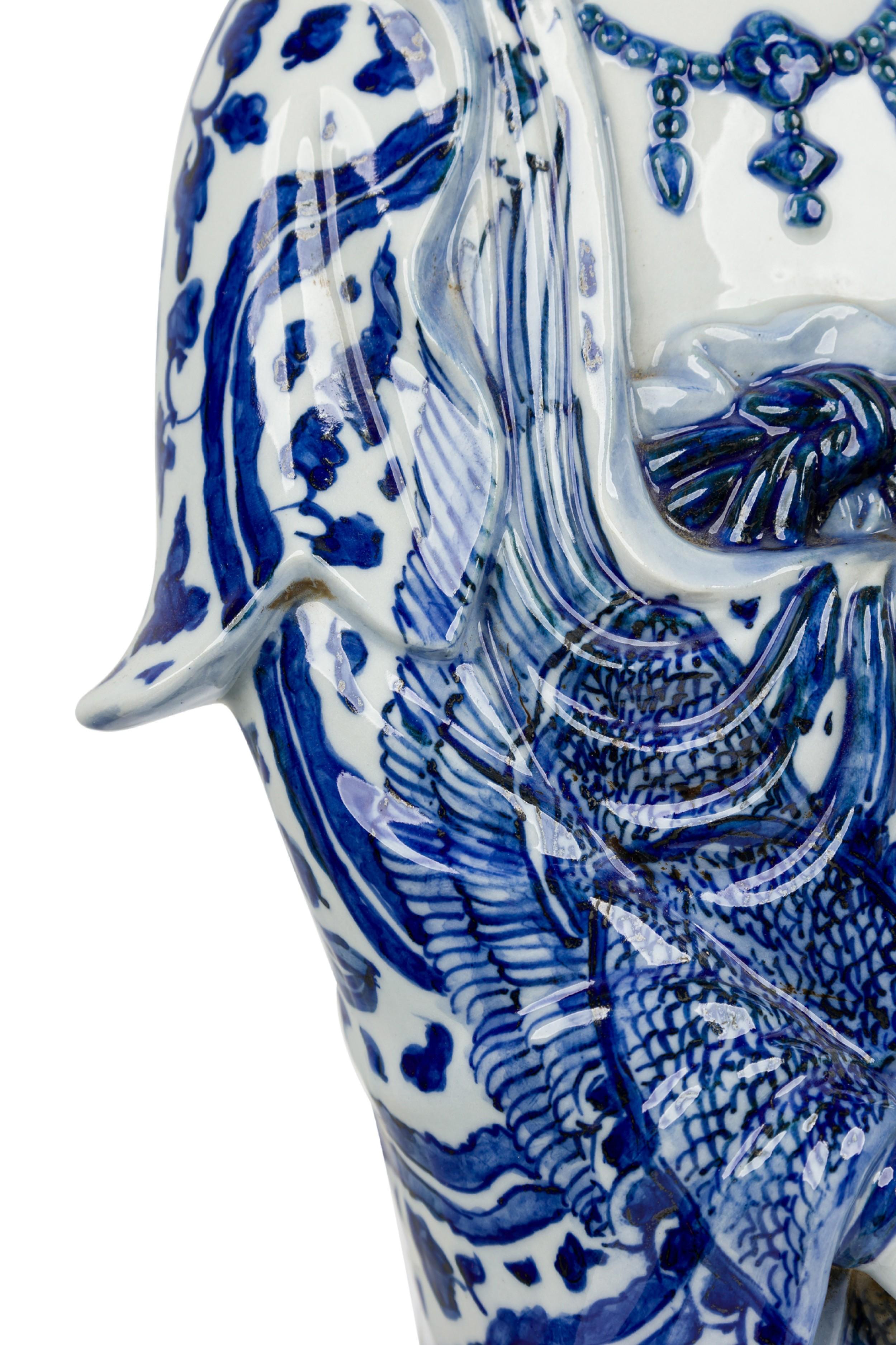 Paire de statuettes sur pied en porcelaine chinoise en vente 5