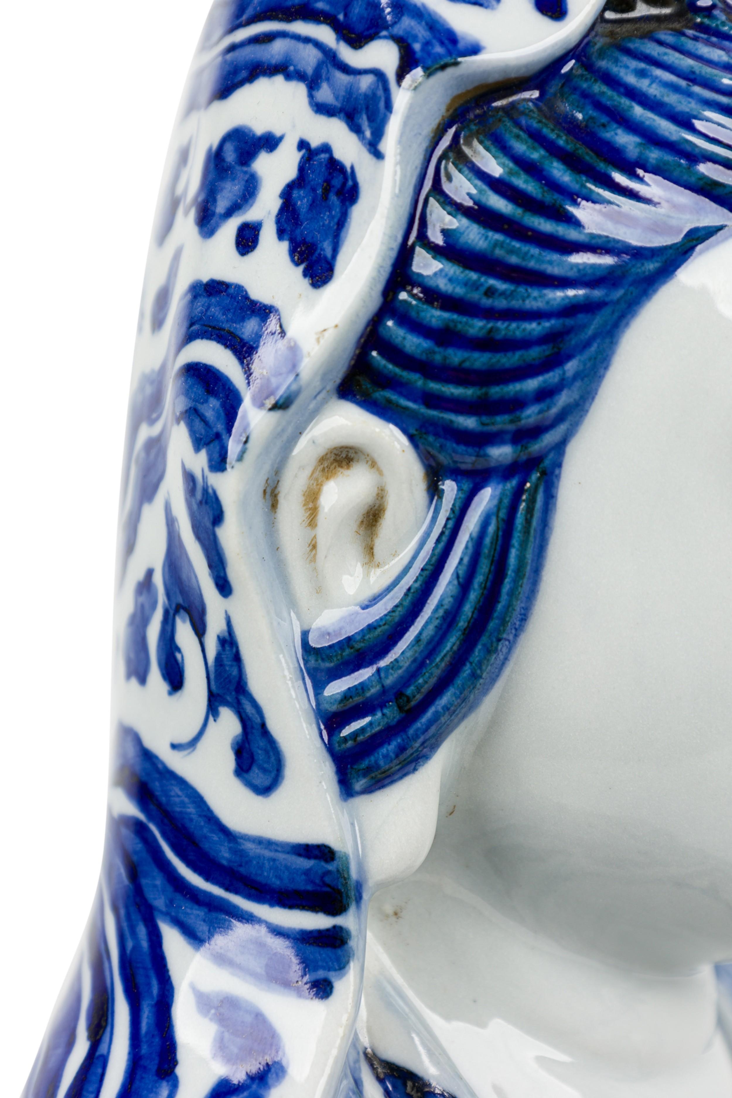Paire de statuettes sur pied en porcelaine chinoise en vente 6