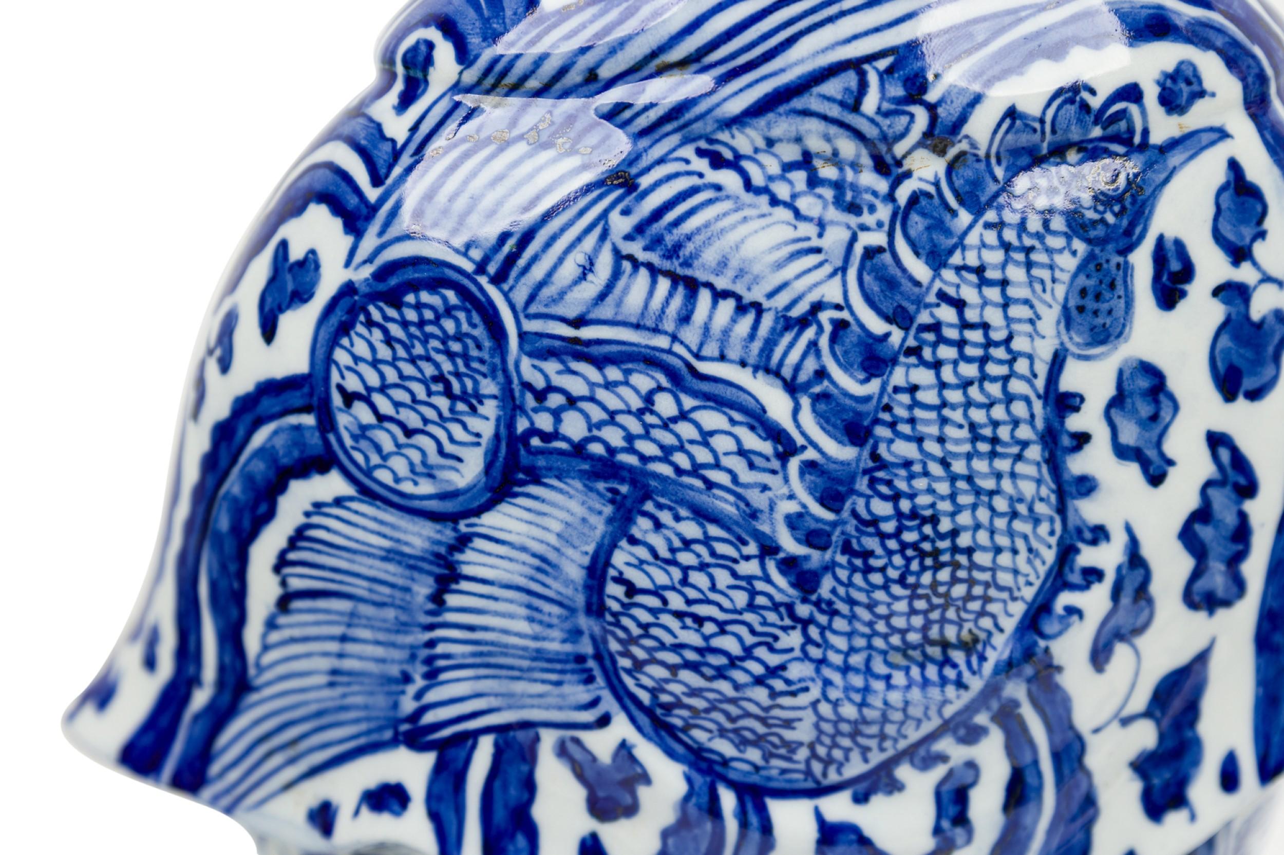 Paire de statuettes sur pied en porcelaine chinoise en vente 7