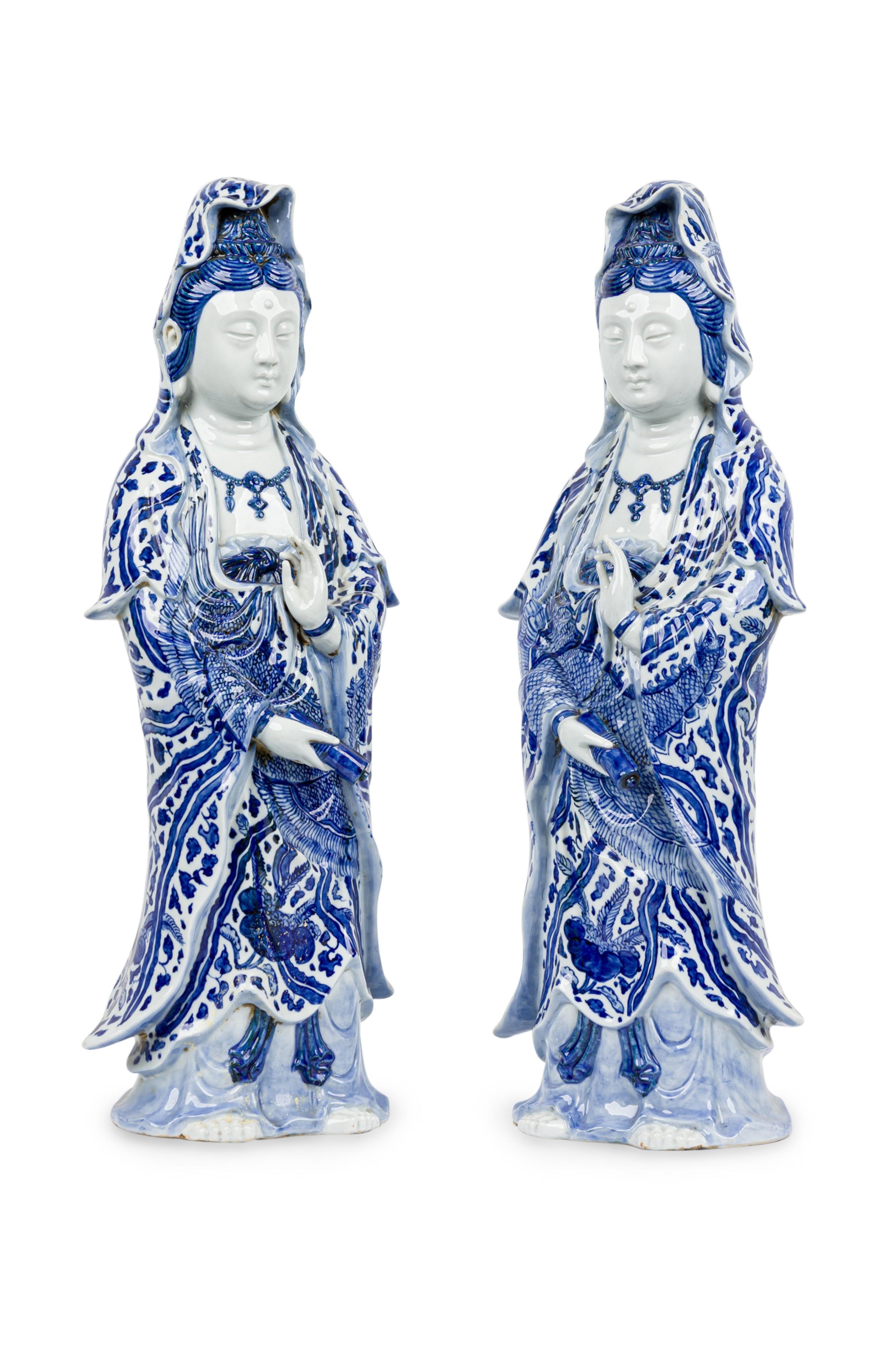 PAIRE de personnages debout en porcelaine bleue et blanche de style asiatique chinois (19/20ème siècle)